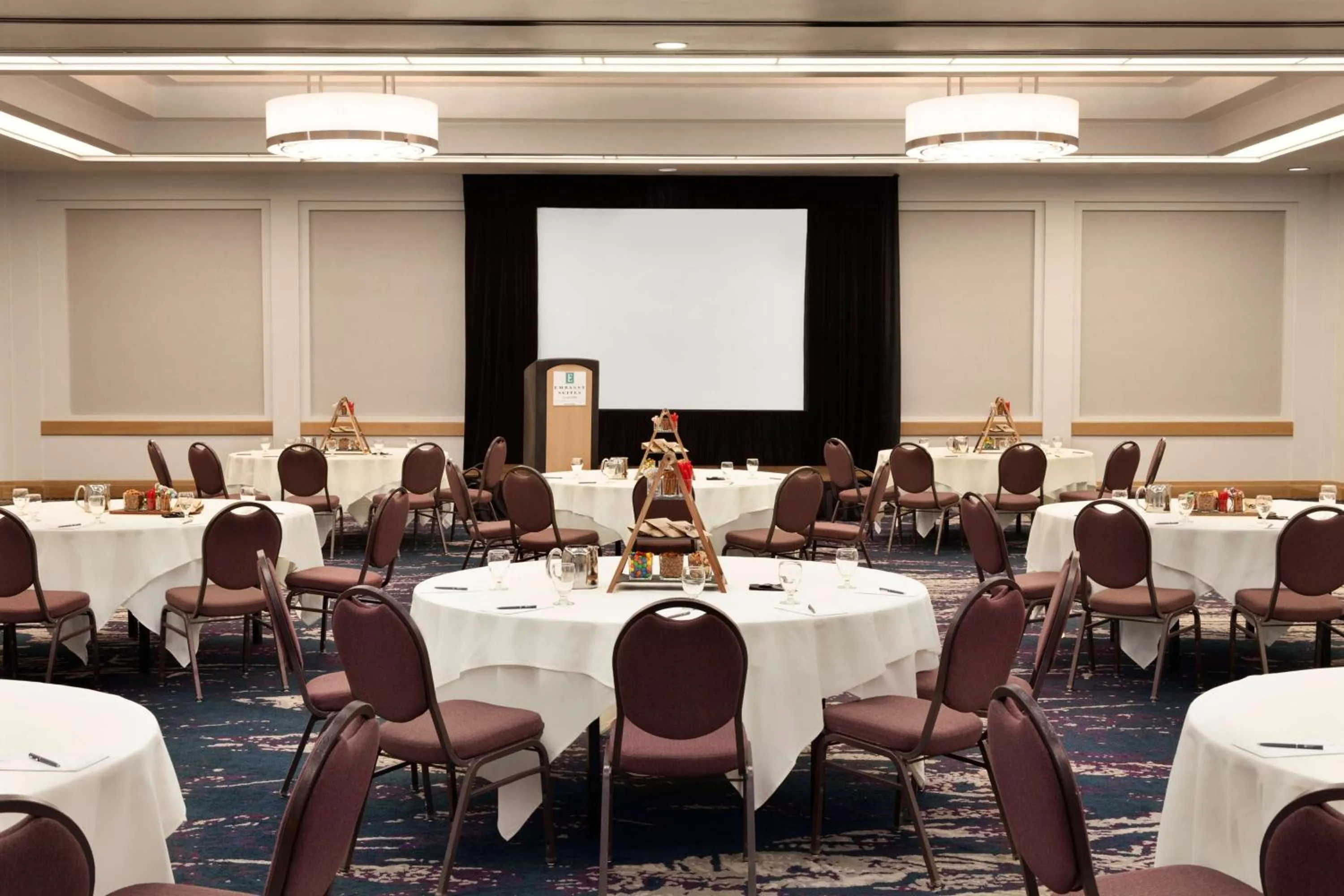 Dining area in Embassy Suites San Luis Obispo