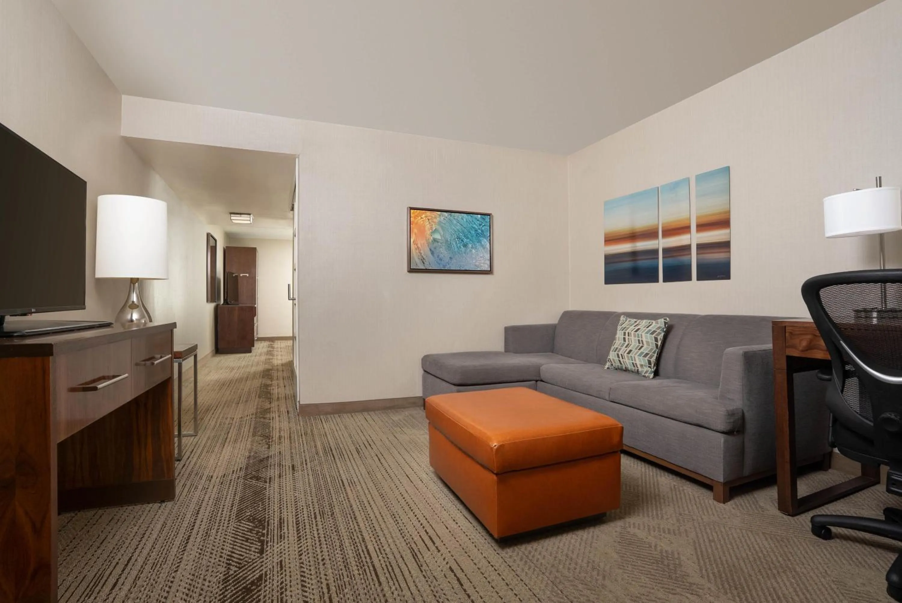 Living room in Embassy Suites San Luis Obispo