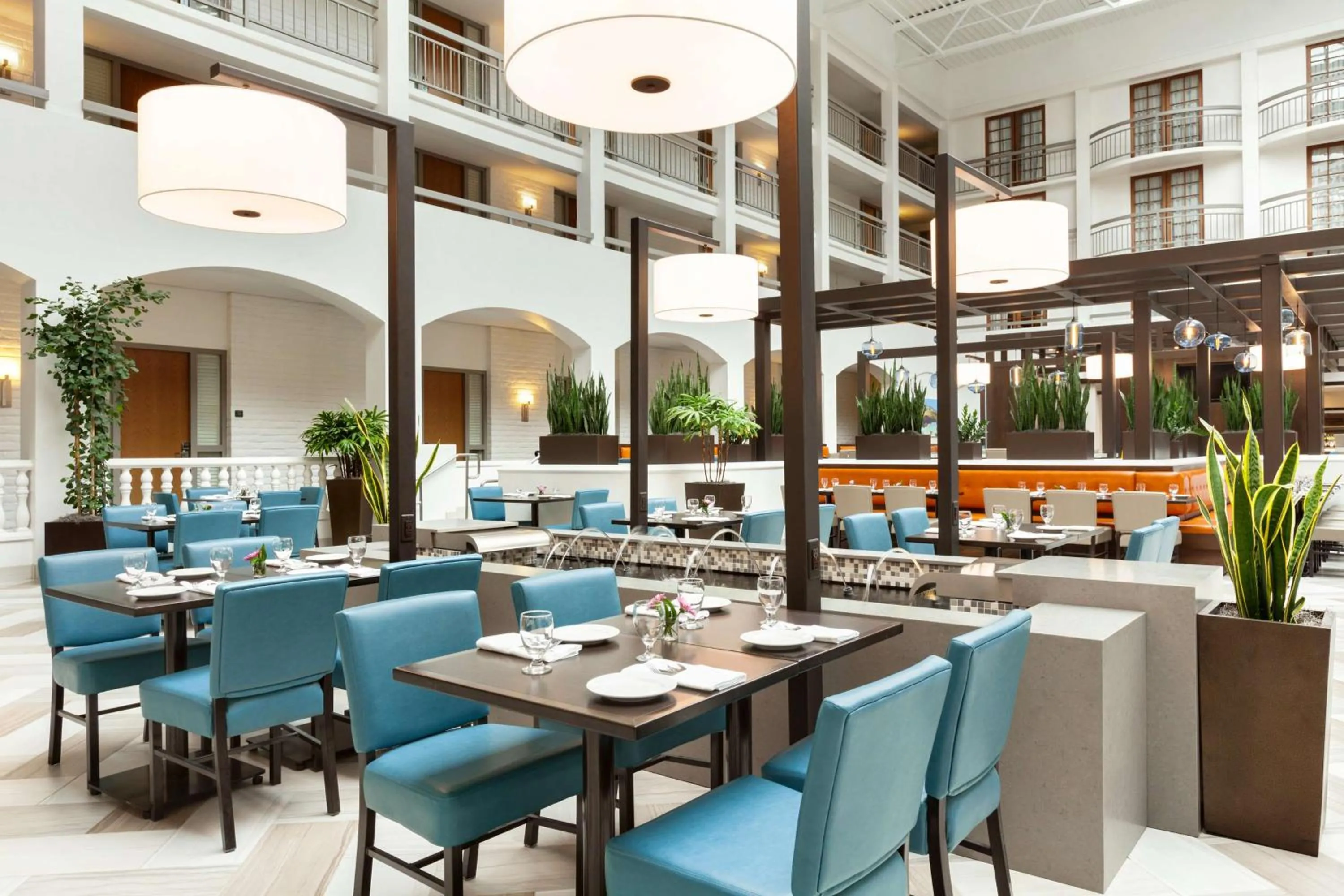 Lounge or bar in Embassy Suites San Luis Obispo