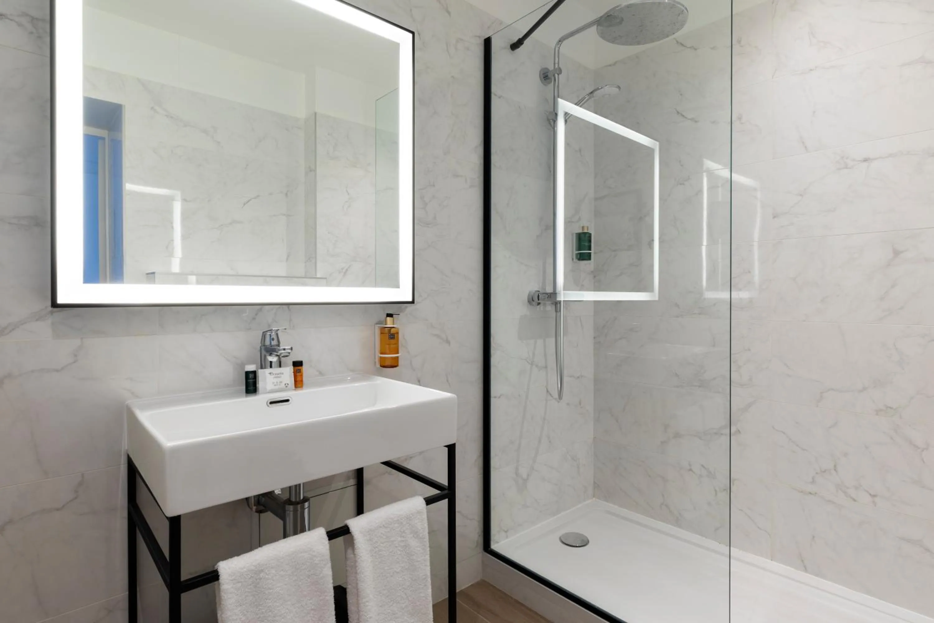 Bathroom in Oceania Hôtel d'Anjou Angers