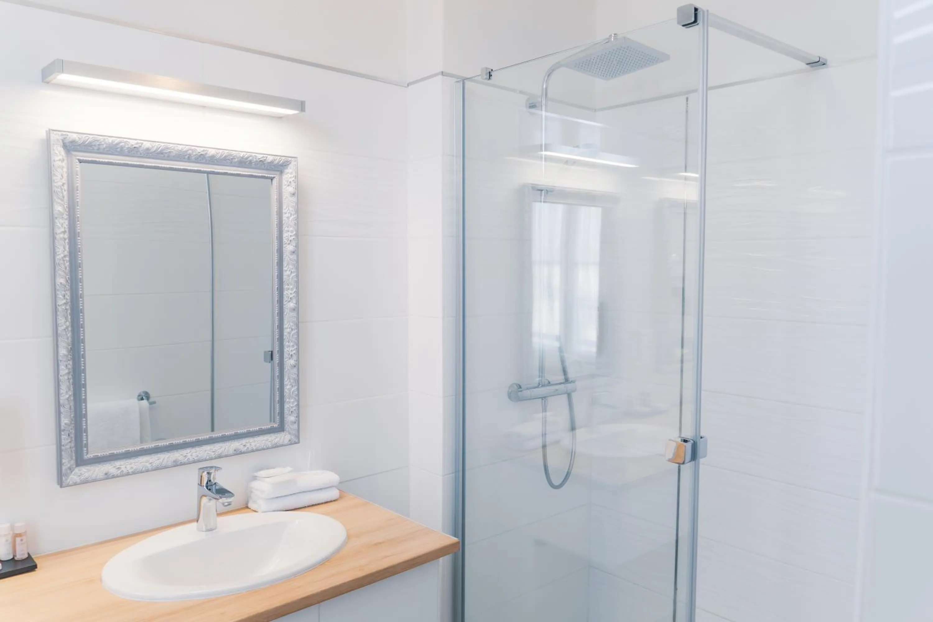Bathroom in Oceania Hôtel d'Anjou Angers