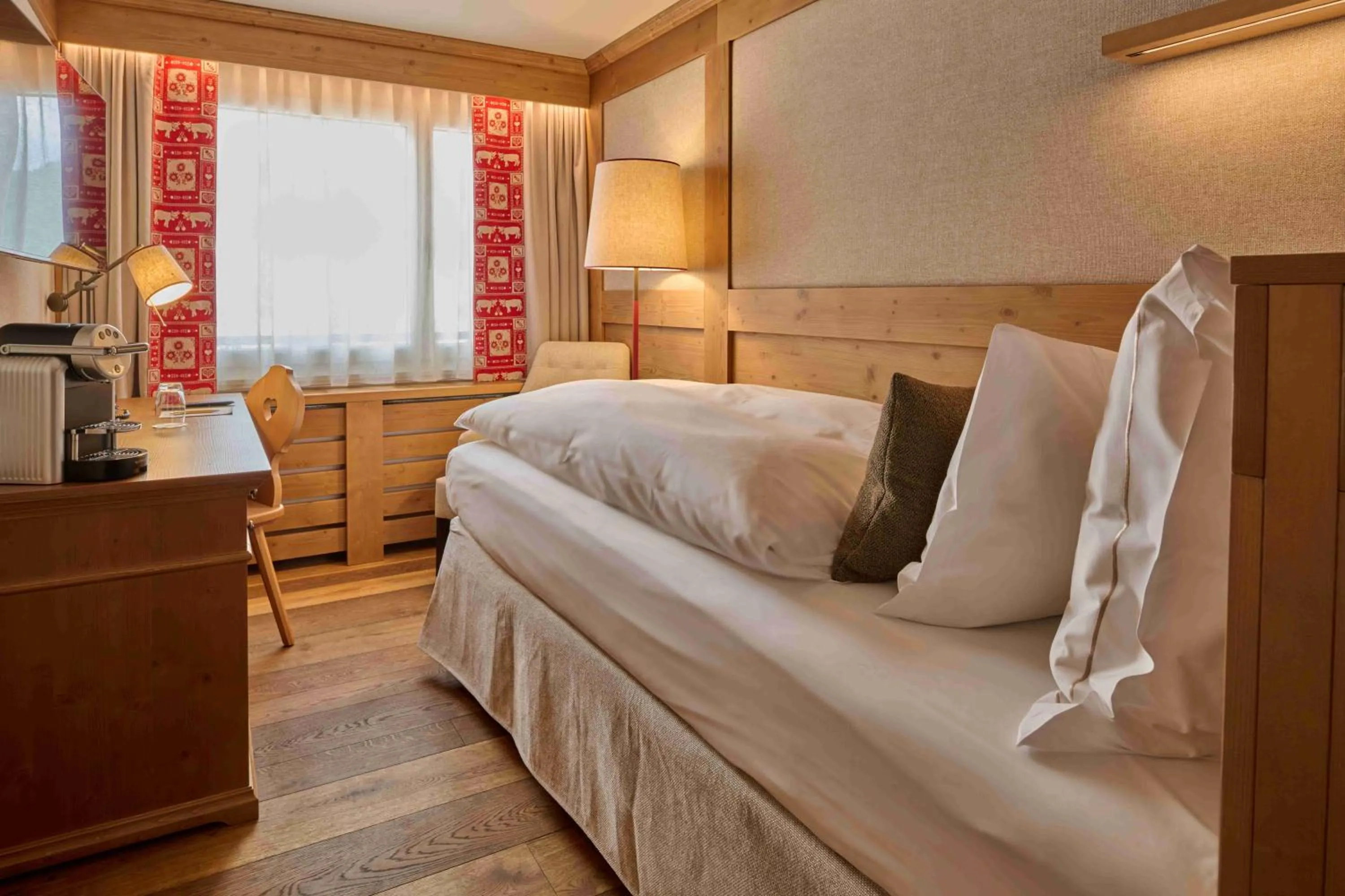Bedroom, Bed in The Glacier Hotel - ex Eurotel Victoria -