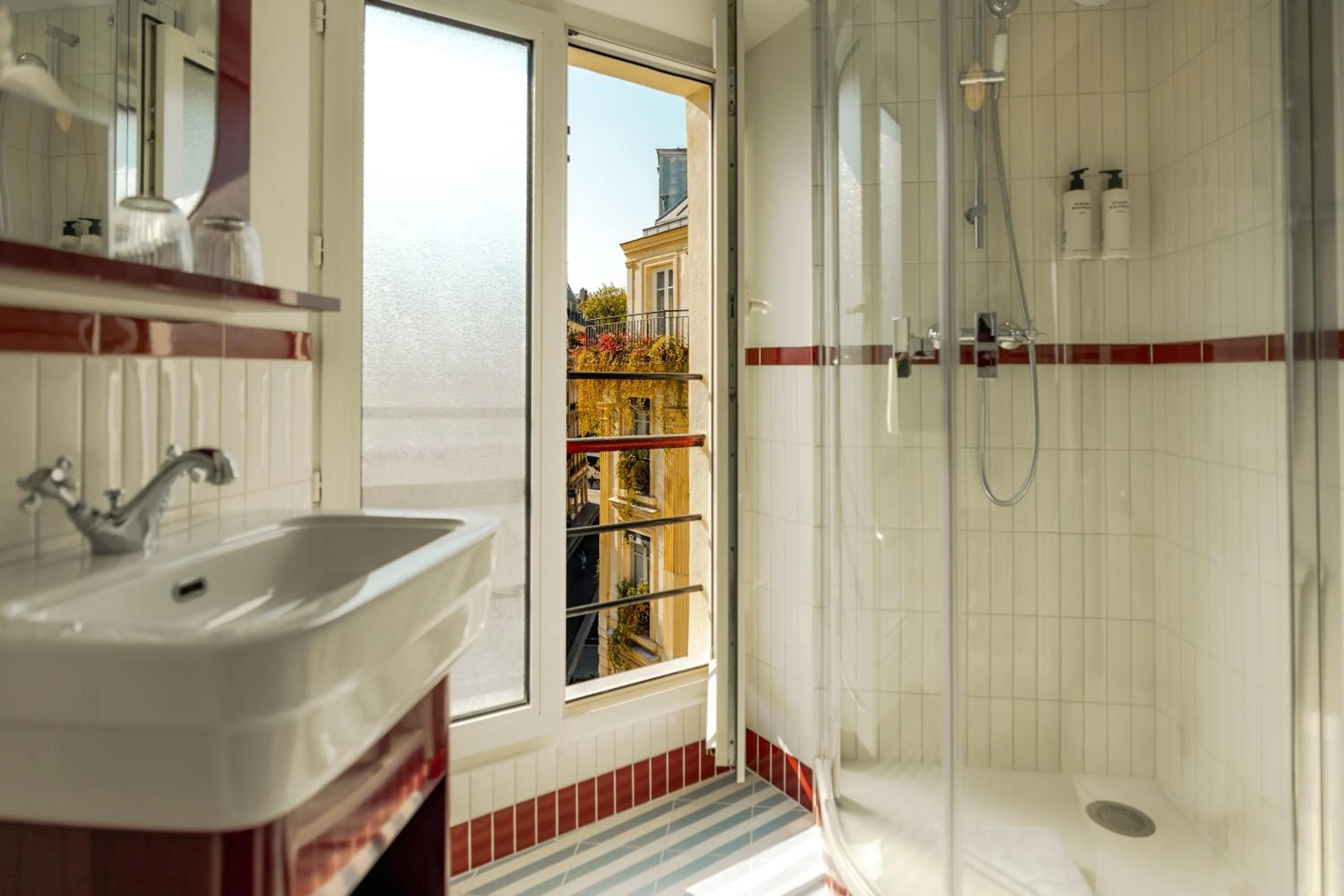 Shower in SALVIA Paris