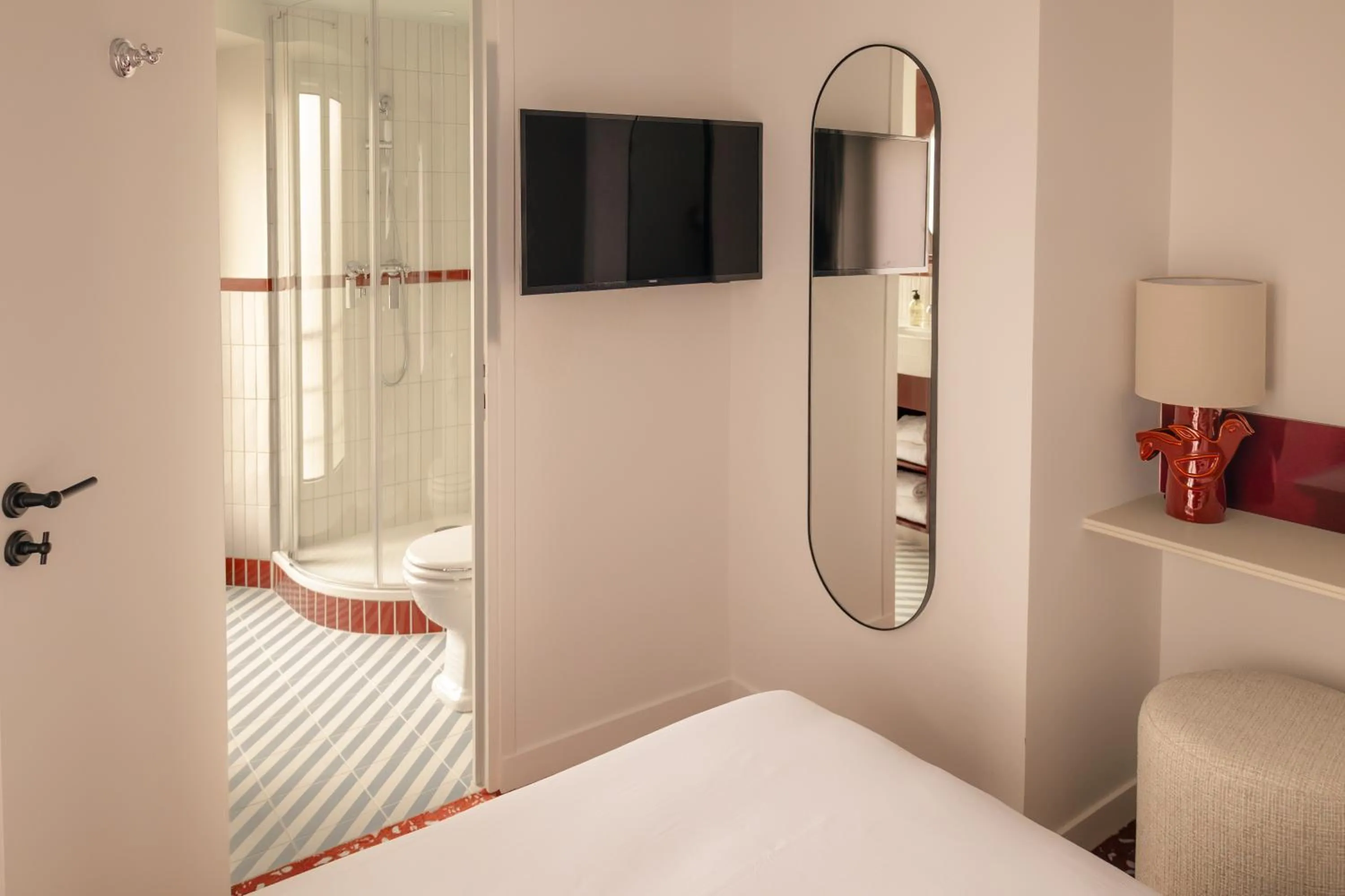 Shower, Bed in SALVIA Paris