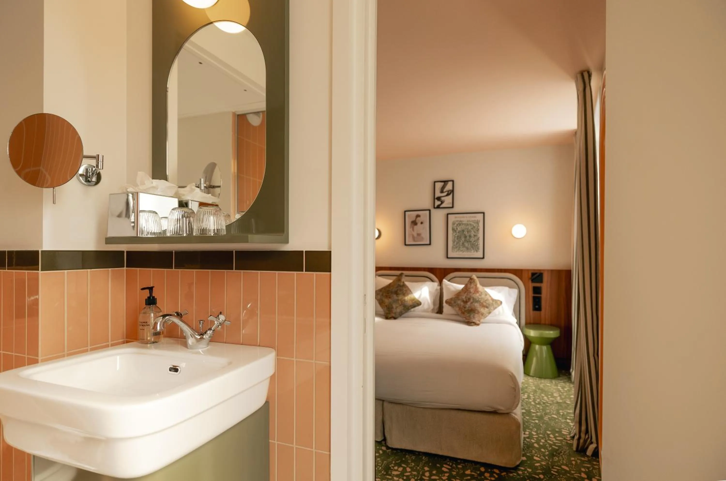 Bathroom, Bed in SALVIA Paris