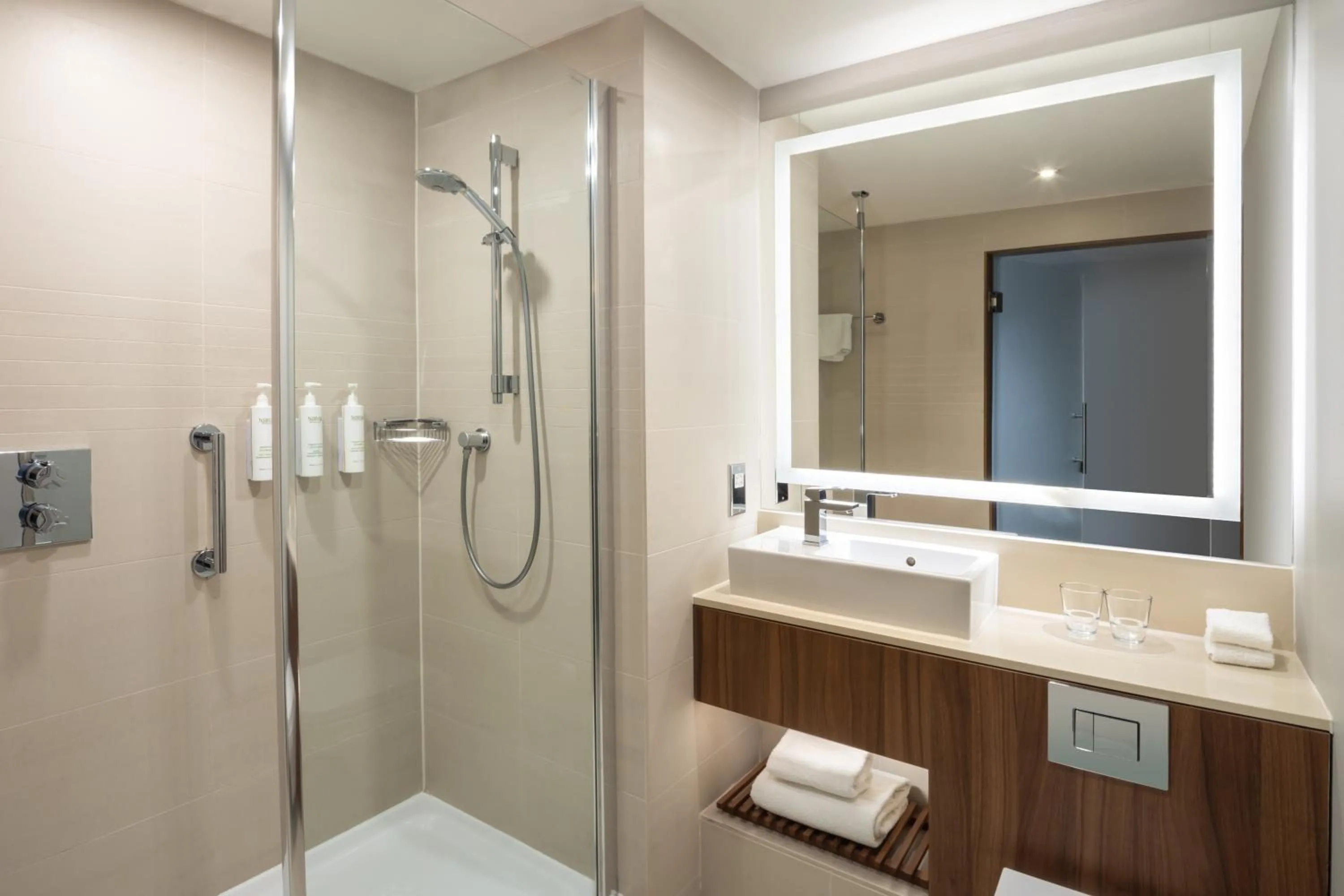 Bathroom in Courtyard by Marriott Edinburgh