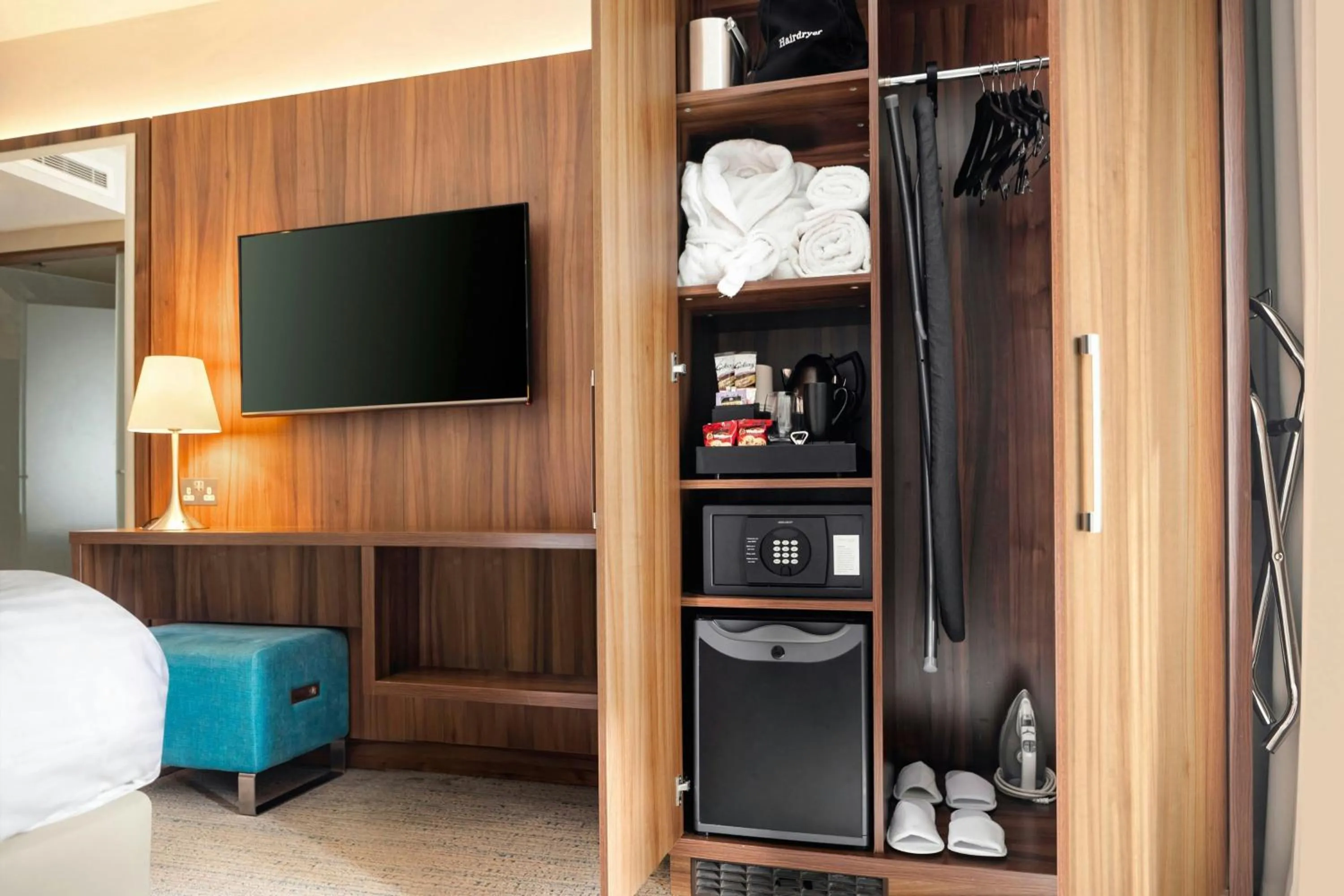 Photo of the whole room, Bed in Courtyard by Marriott Edinburgh