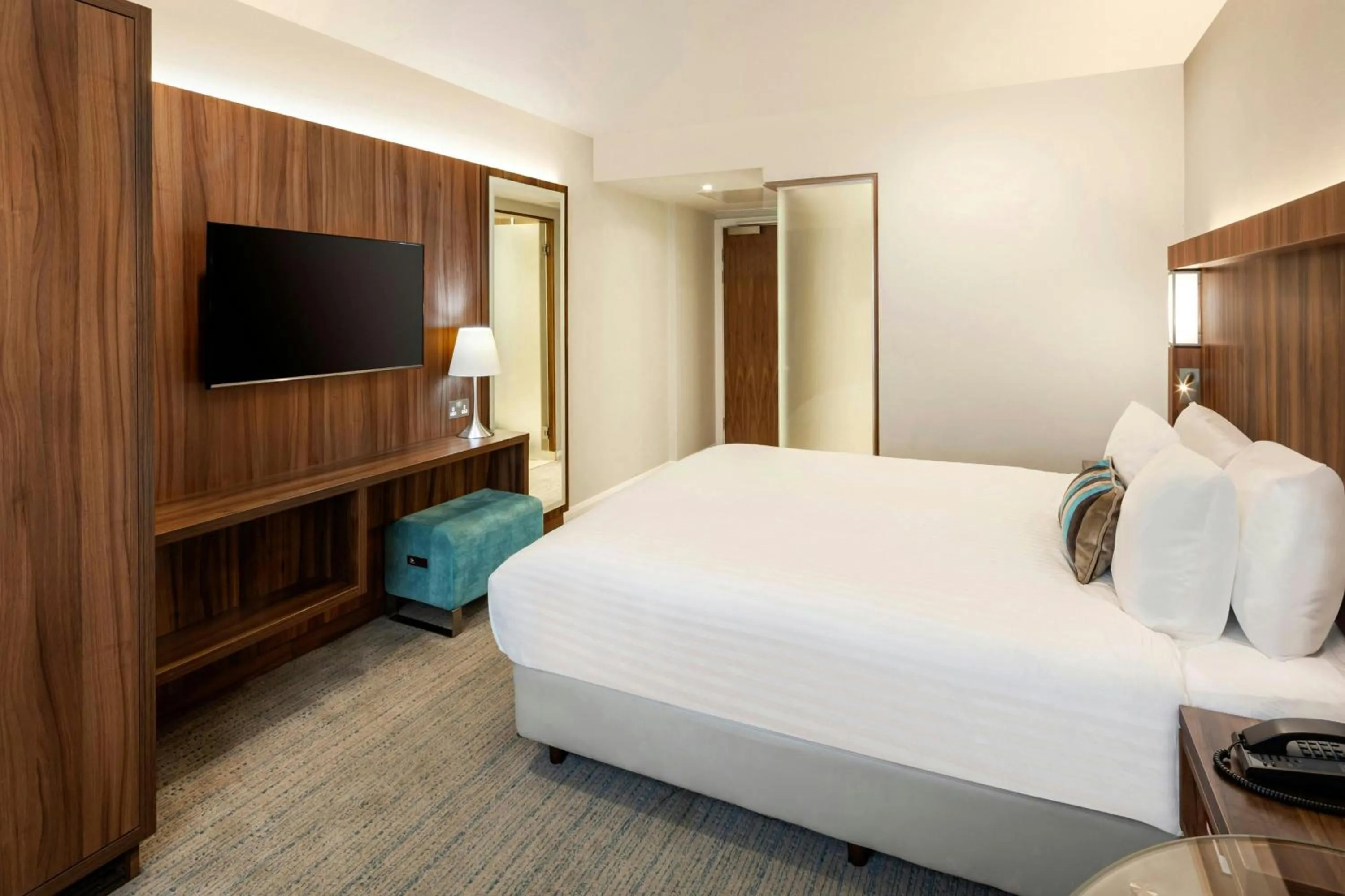 Photo of the whole room, Bed in Courtyard by Marriott Edinburgh