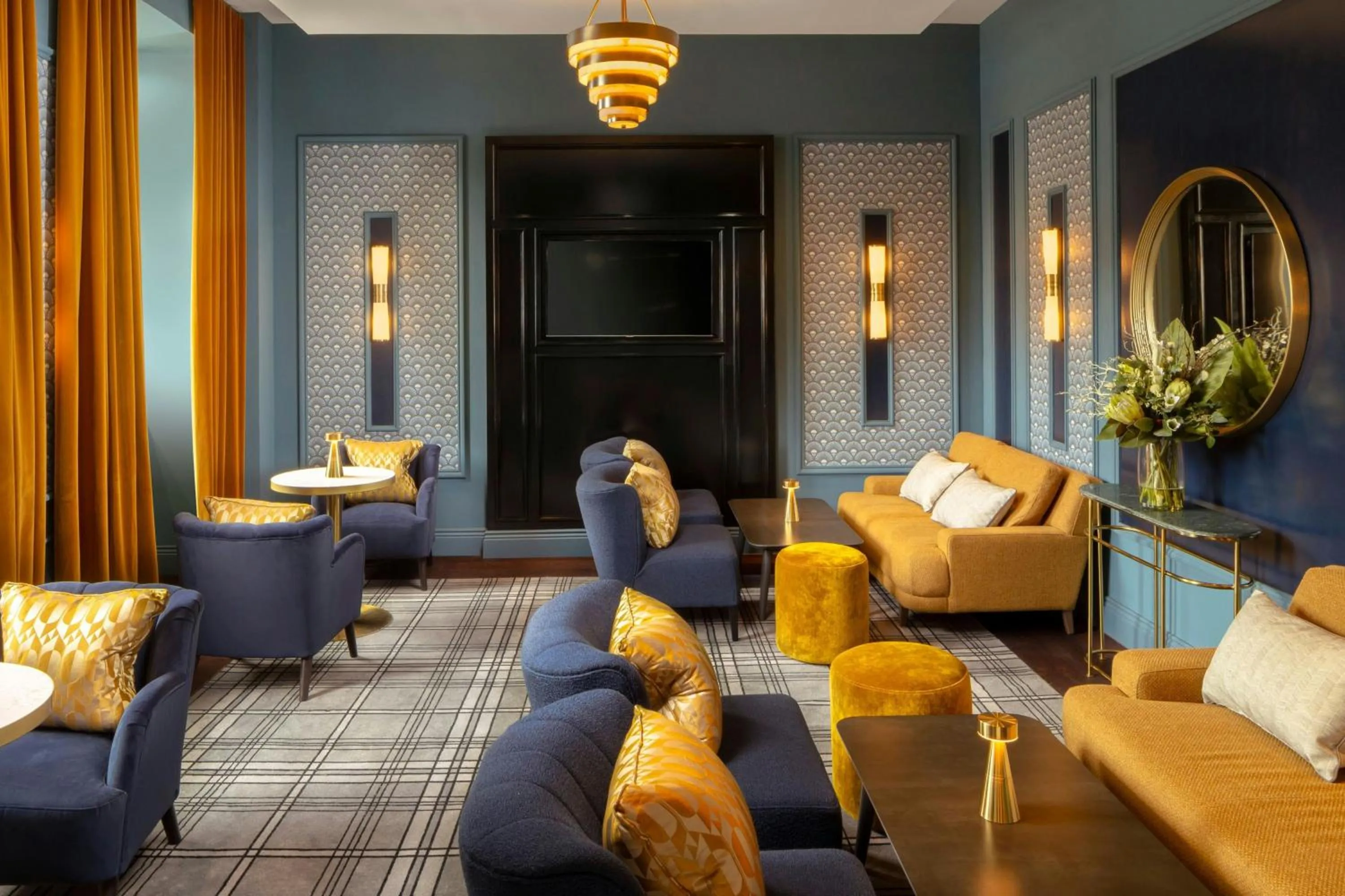 Lounge or bar in Courtyard by Marriott Edinburgh