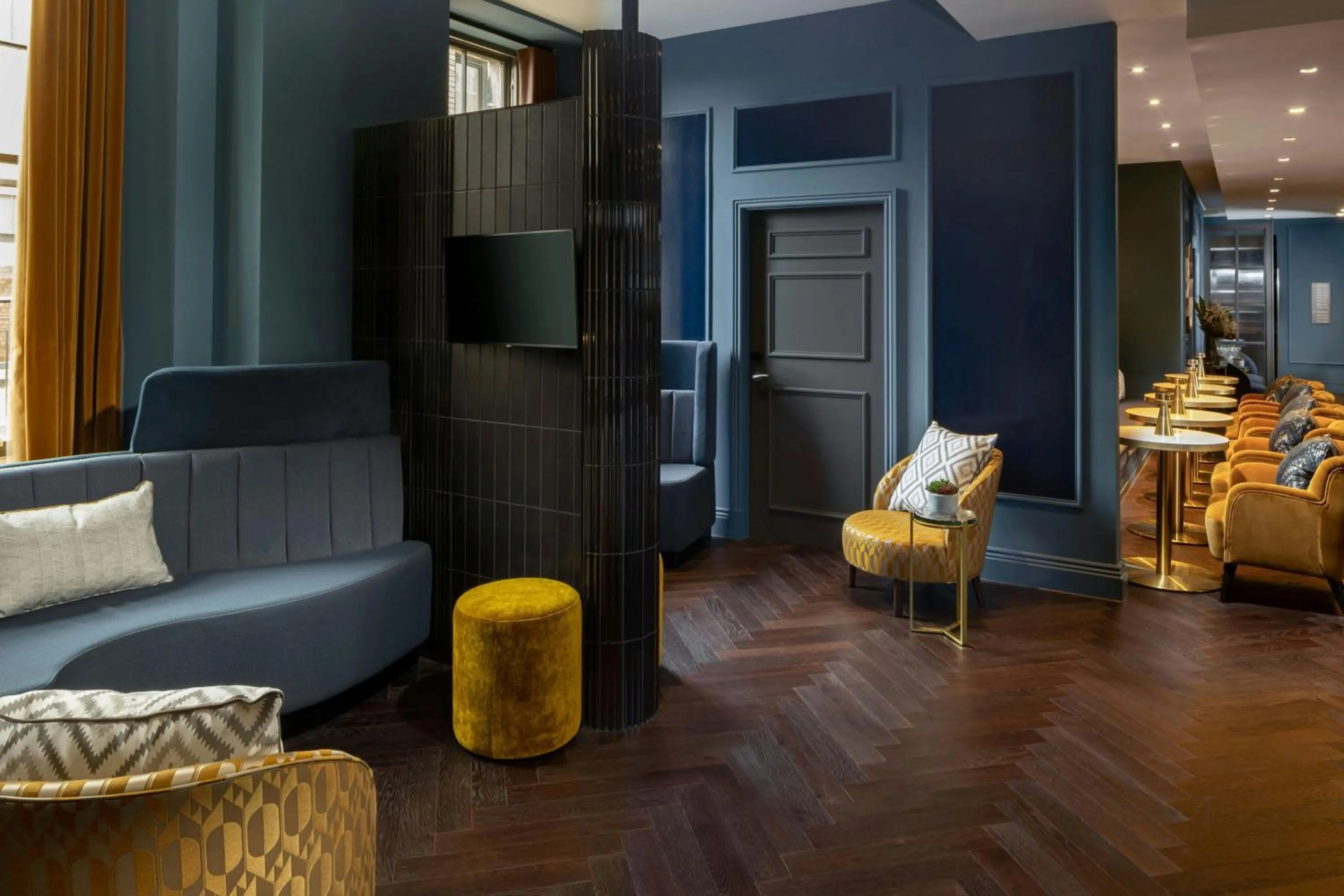 Lounge or bar in Courtyard by Marriott Edinburgh