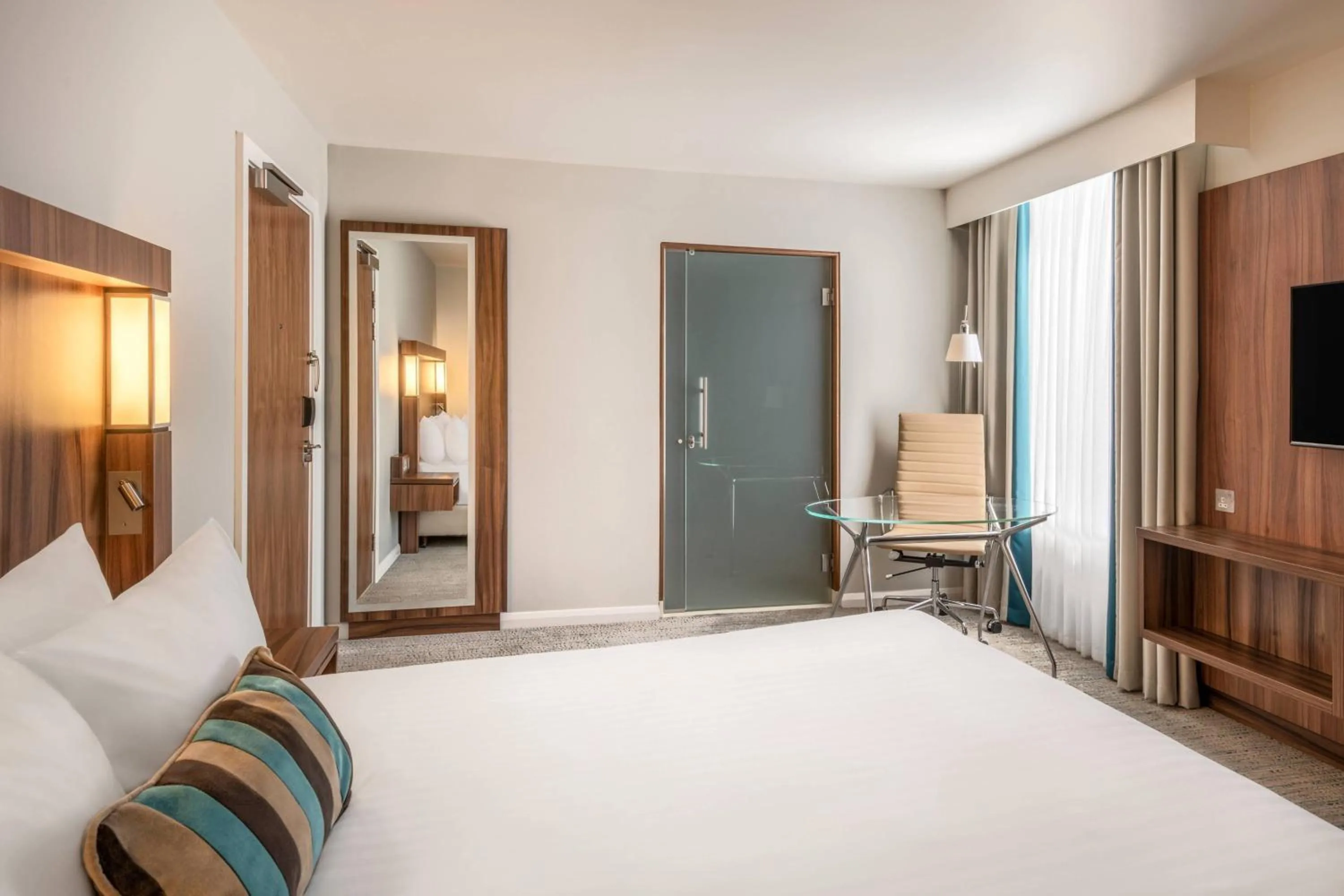 Photo of the whole room, Bed in Courtyard by Marriott Edinburgh