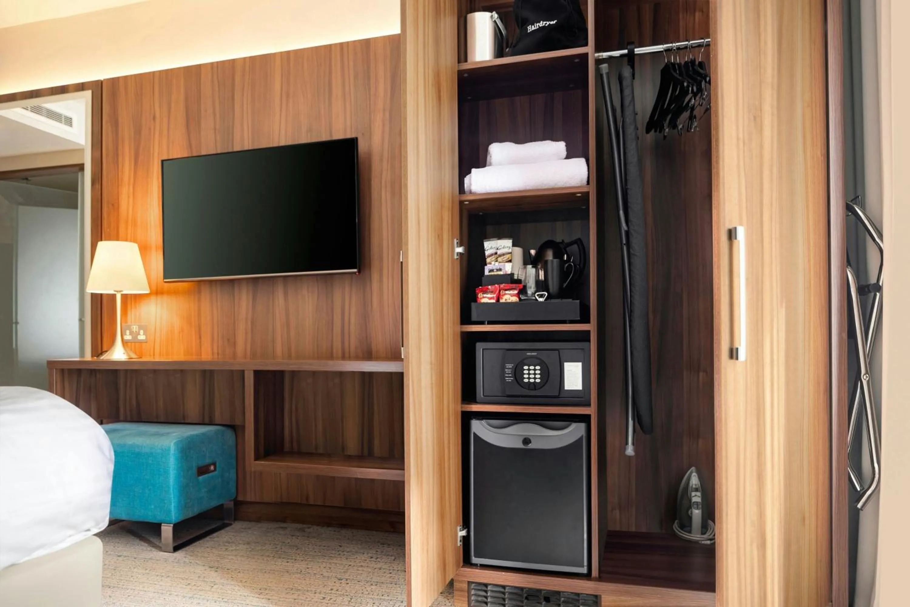 Photo of the whole room, Bed in Courtyard by Marriott Edinburgh