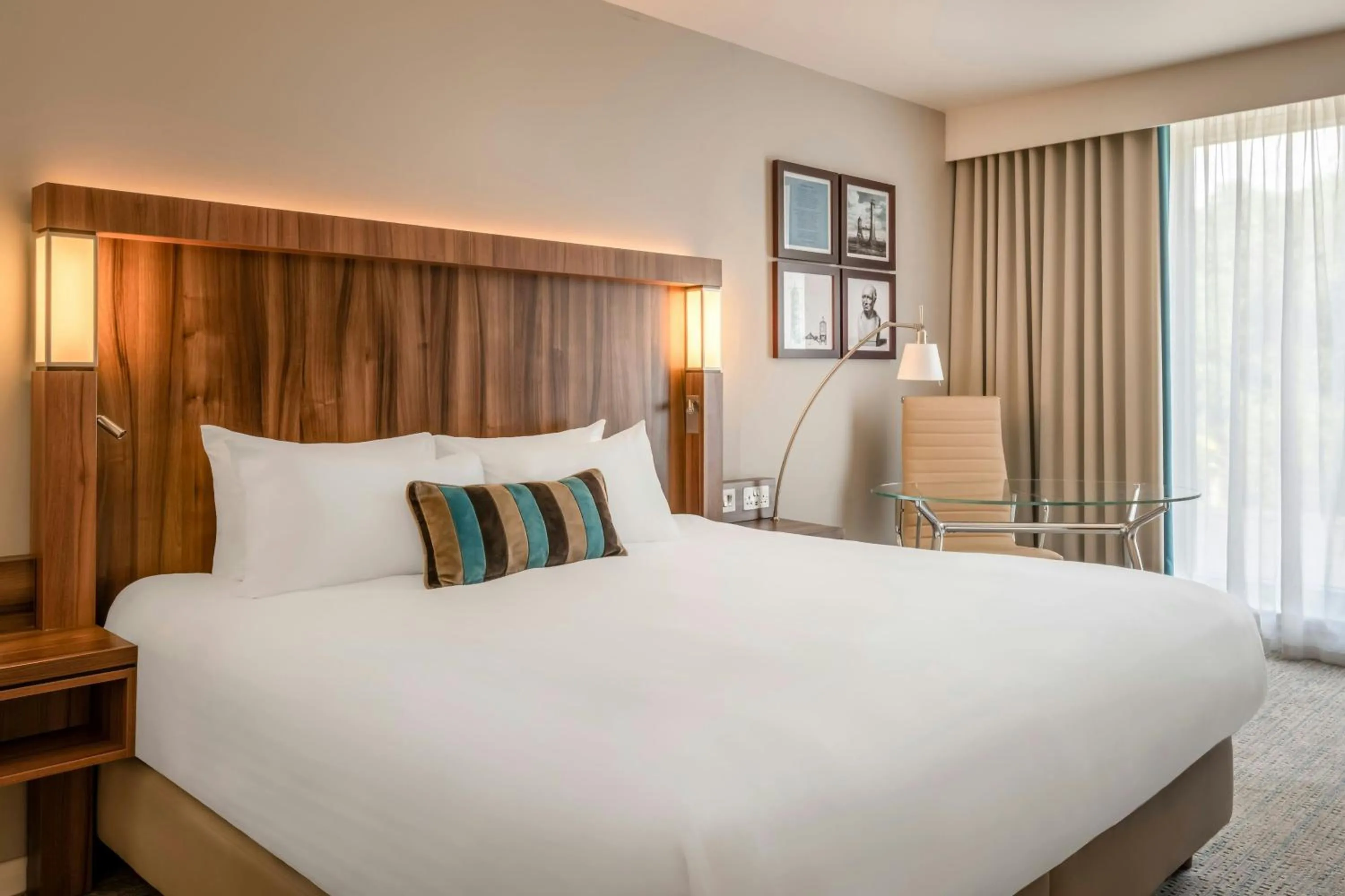 Photo of the whole room, Bed in Courtyard by Marriott Edinburgh