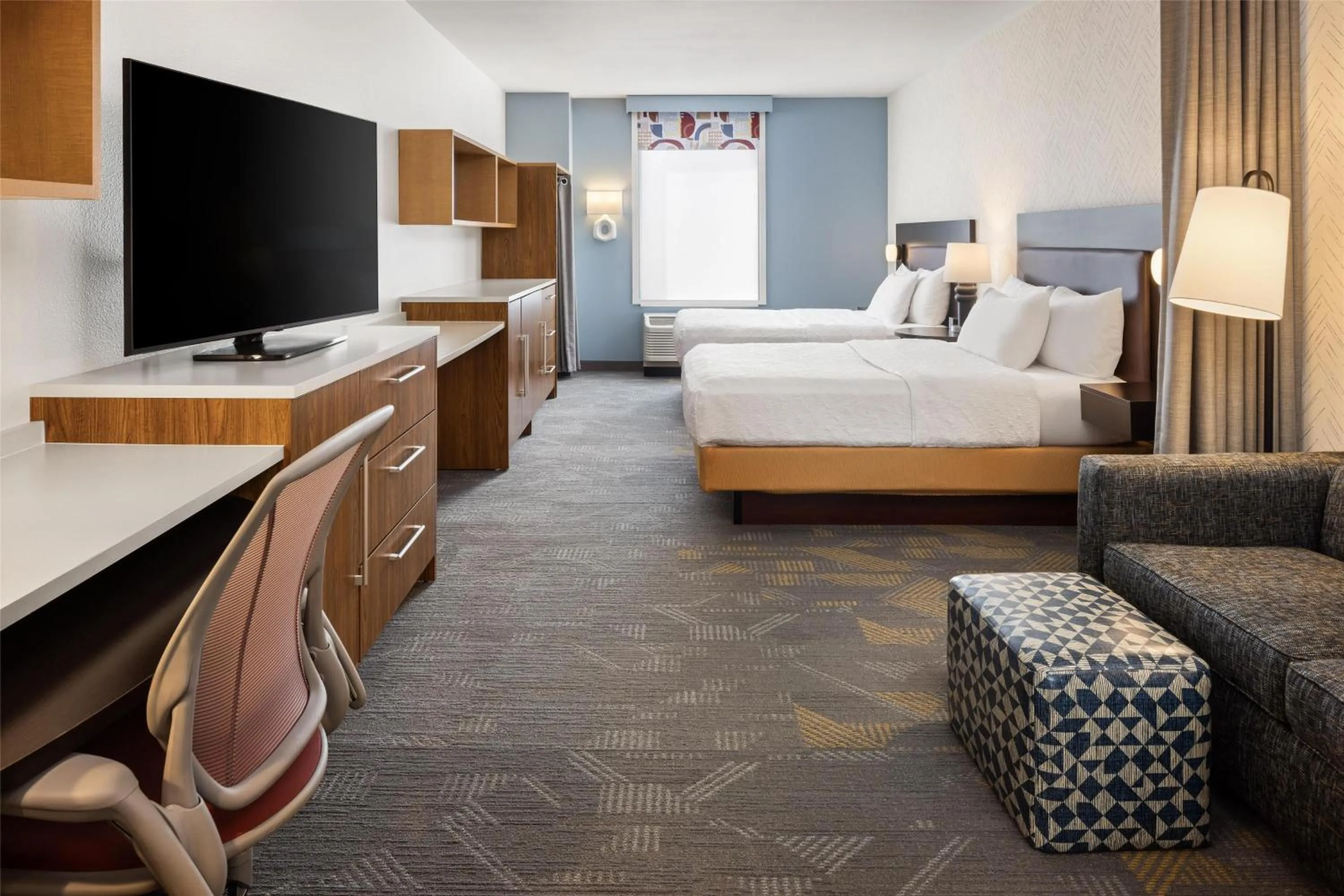 Living room, Bed in Home2 Suites by Hilton Roseville Minneapolis