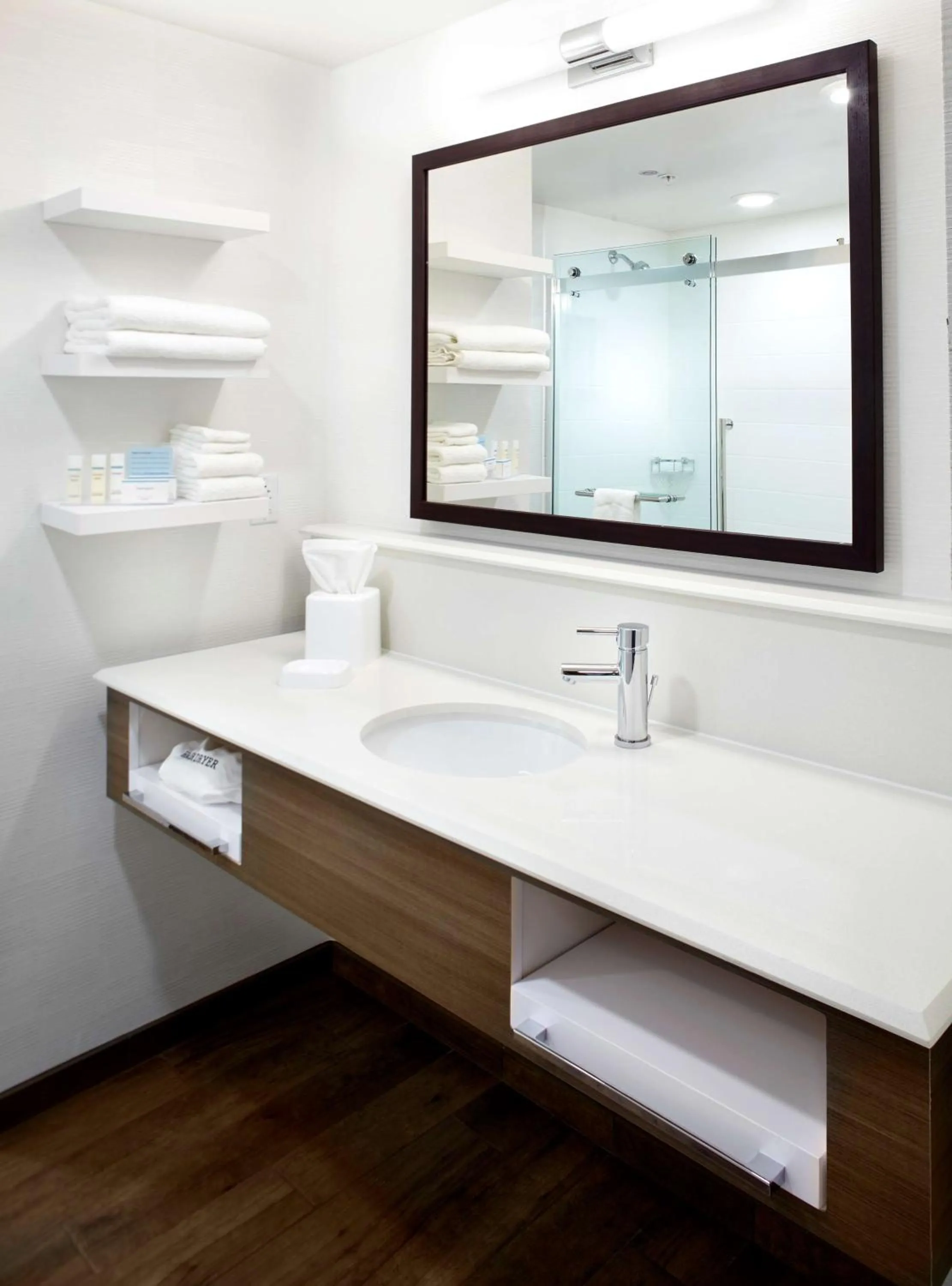 Bathroom in Hampton Inn & Suites Pittsburgh Airport South/Settlers Ridge