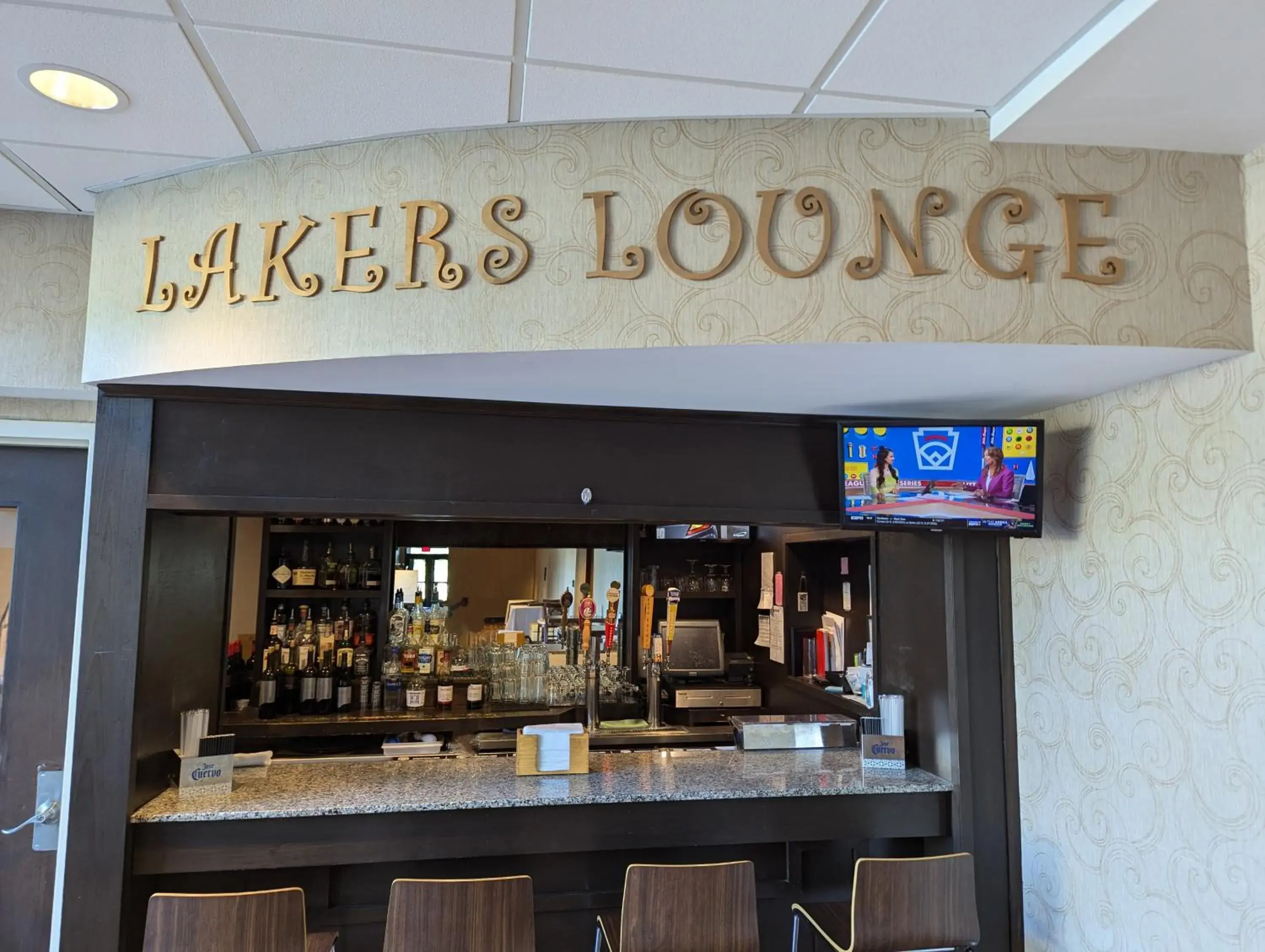 Lounge or bar in Hampton Inn & Suites Cazenovia, NY Lounge or bar in Hampton Inn & Suites Cazenovia, NY