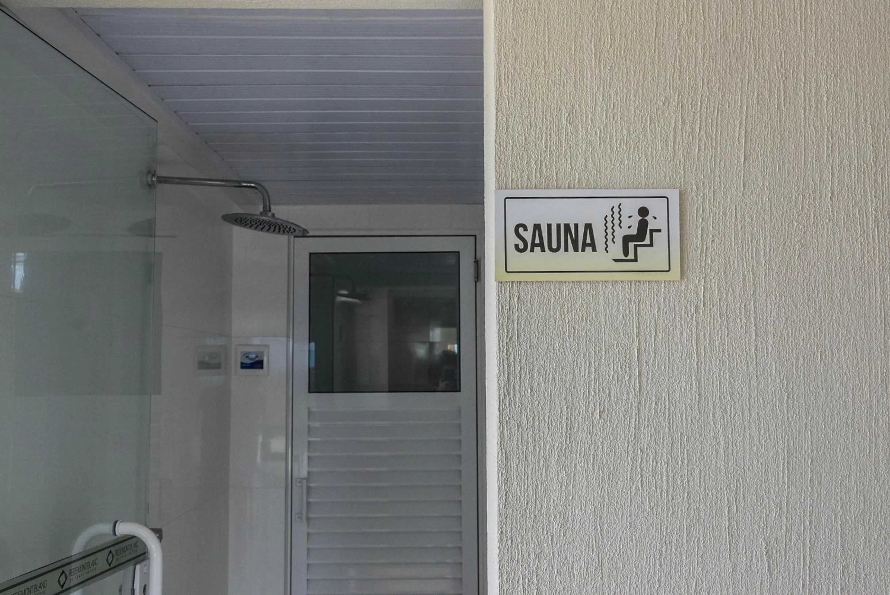 Swimming pool in Mont Blanc Suites Duque de Caxias