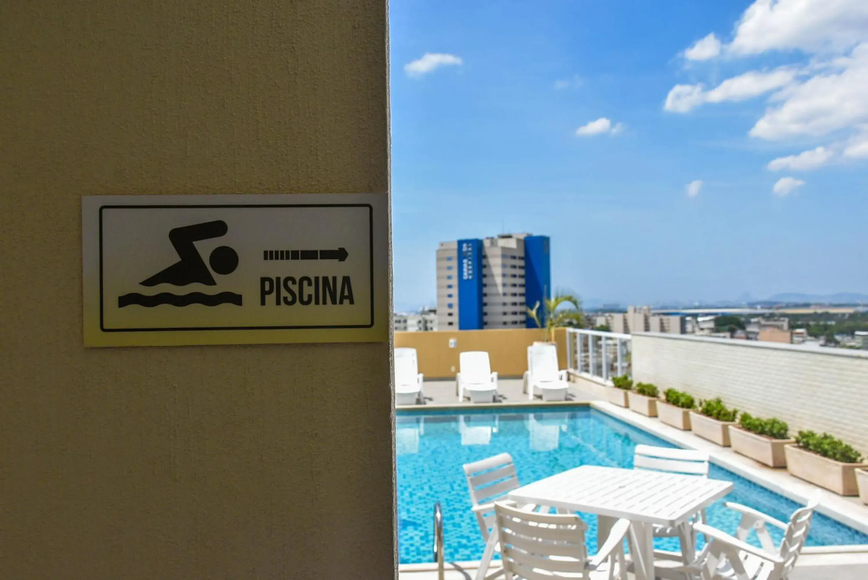 Swimming pool in Mont Blanc Suites Duque de Caxias Swimming pool in Mont Blanc Suites Duque de Caxias