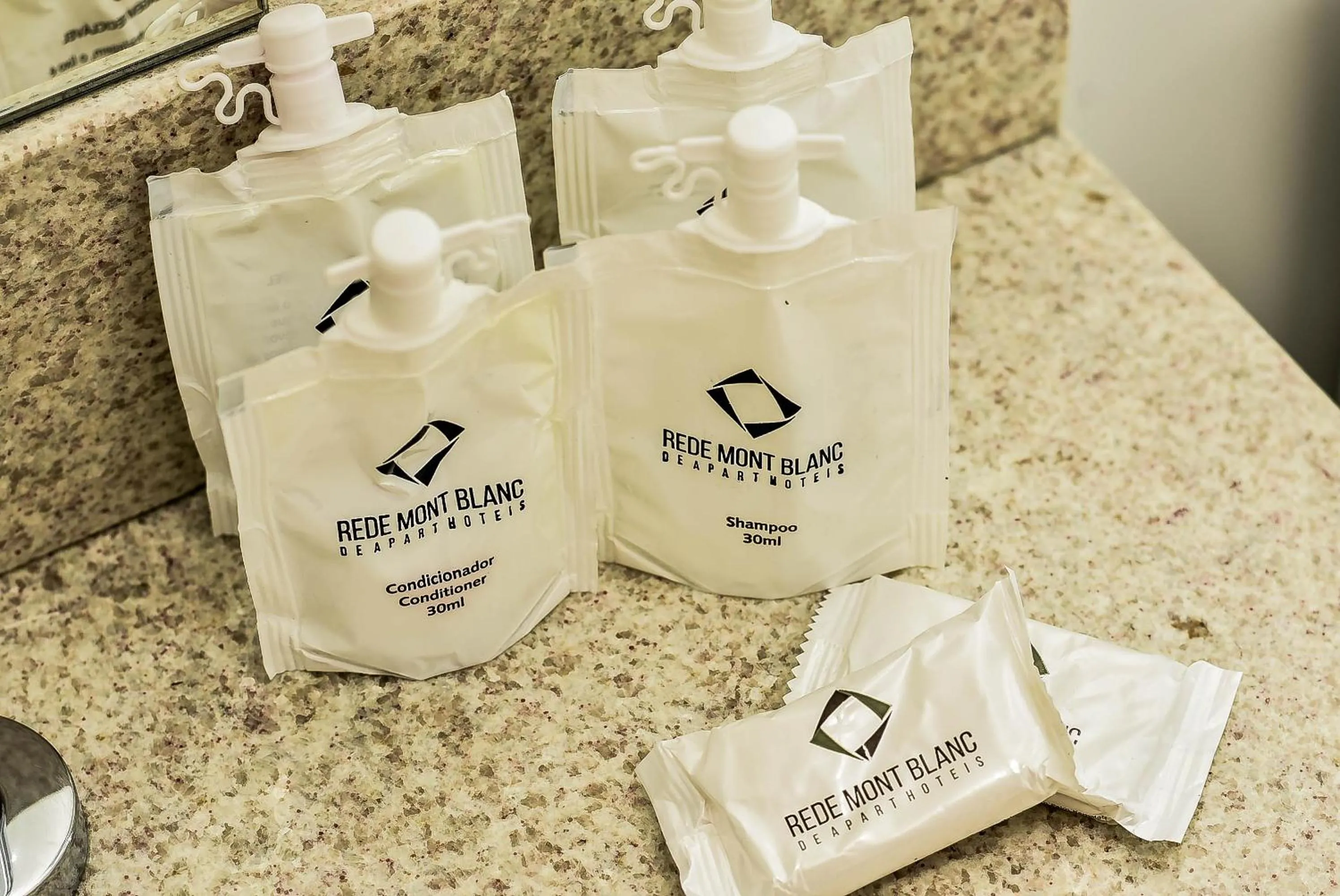 Toilet in Mont Blanc Suites Duque de Caxias