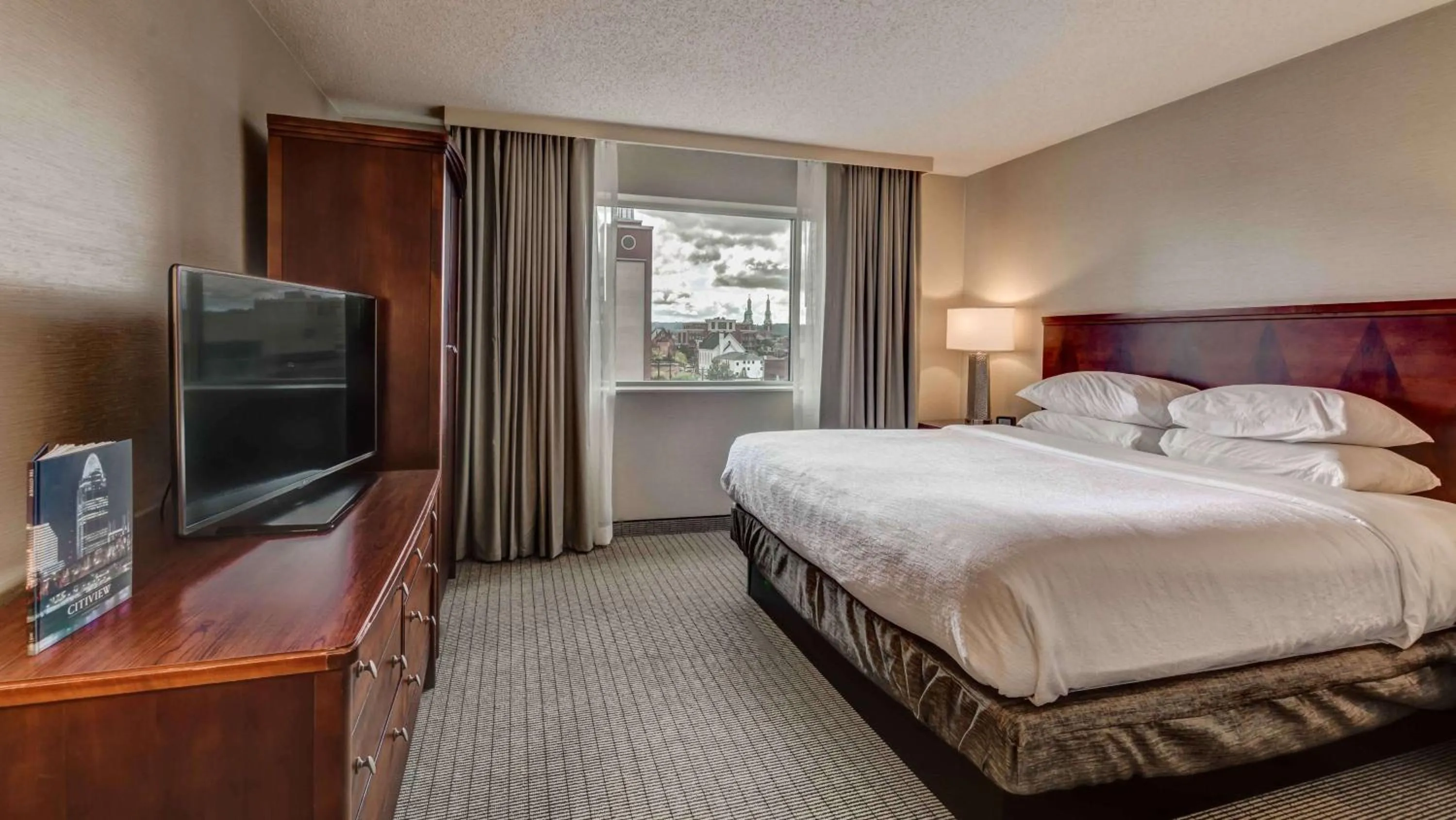 Bed in Embassy Suites Cincinnati - RiverCenter