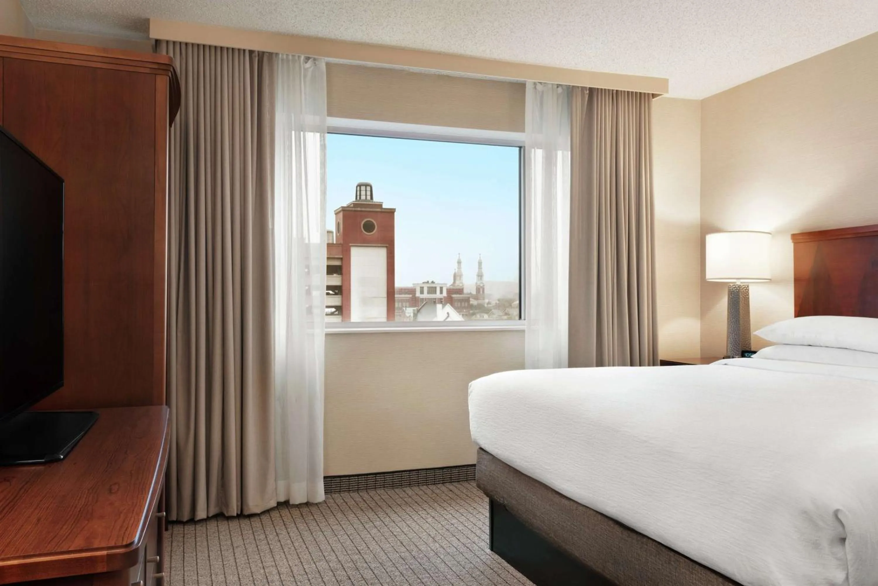 Bedroom, Bed in Embassy Suites Cincinnati - RiverCenter