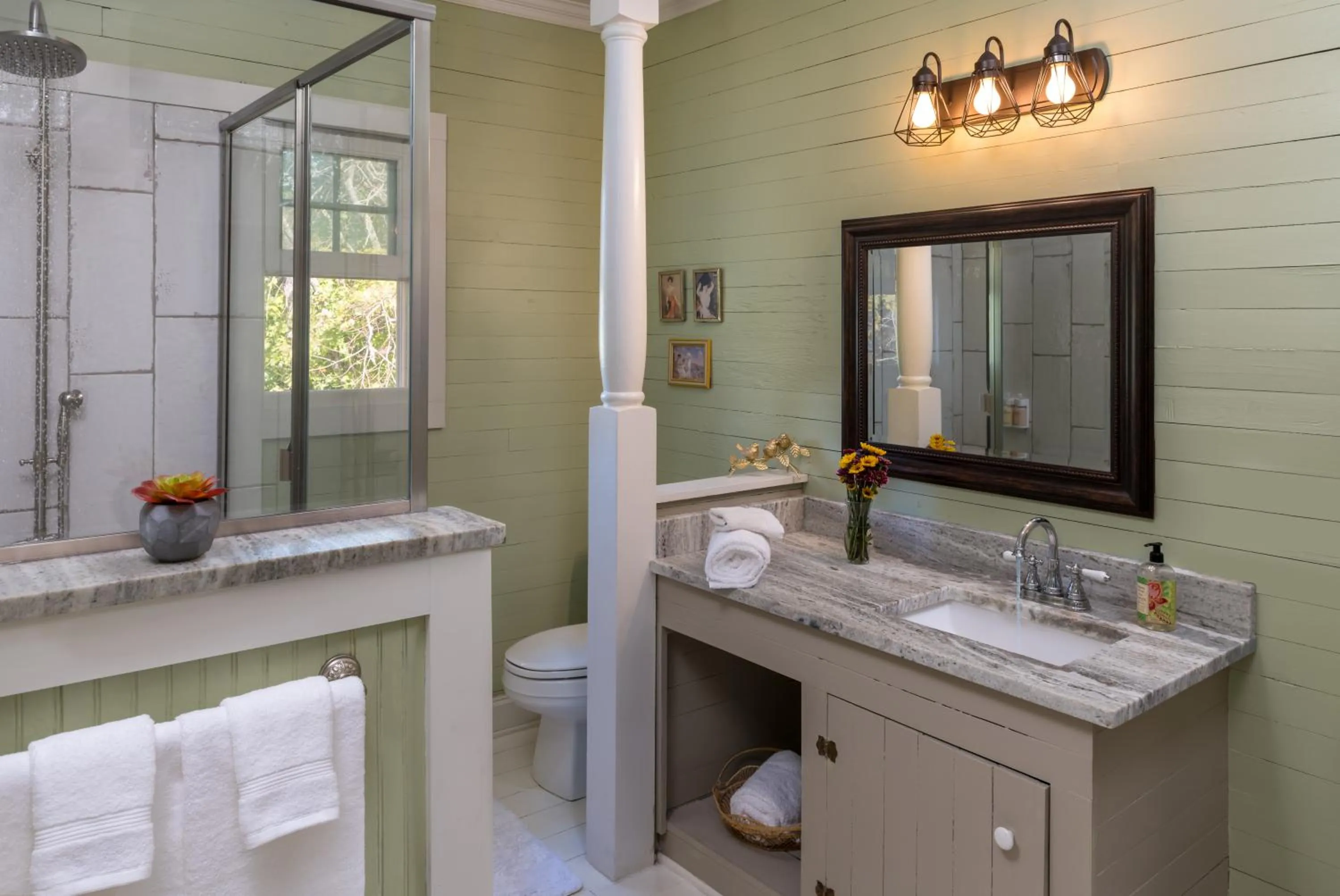 Bathroom in Maison D'Memoire Bed & Breakfast Cottages
