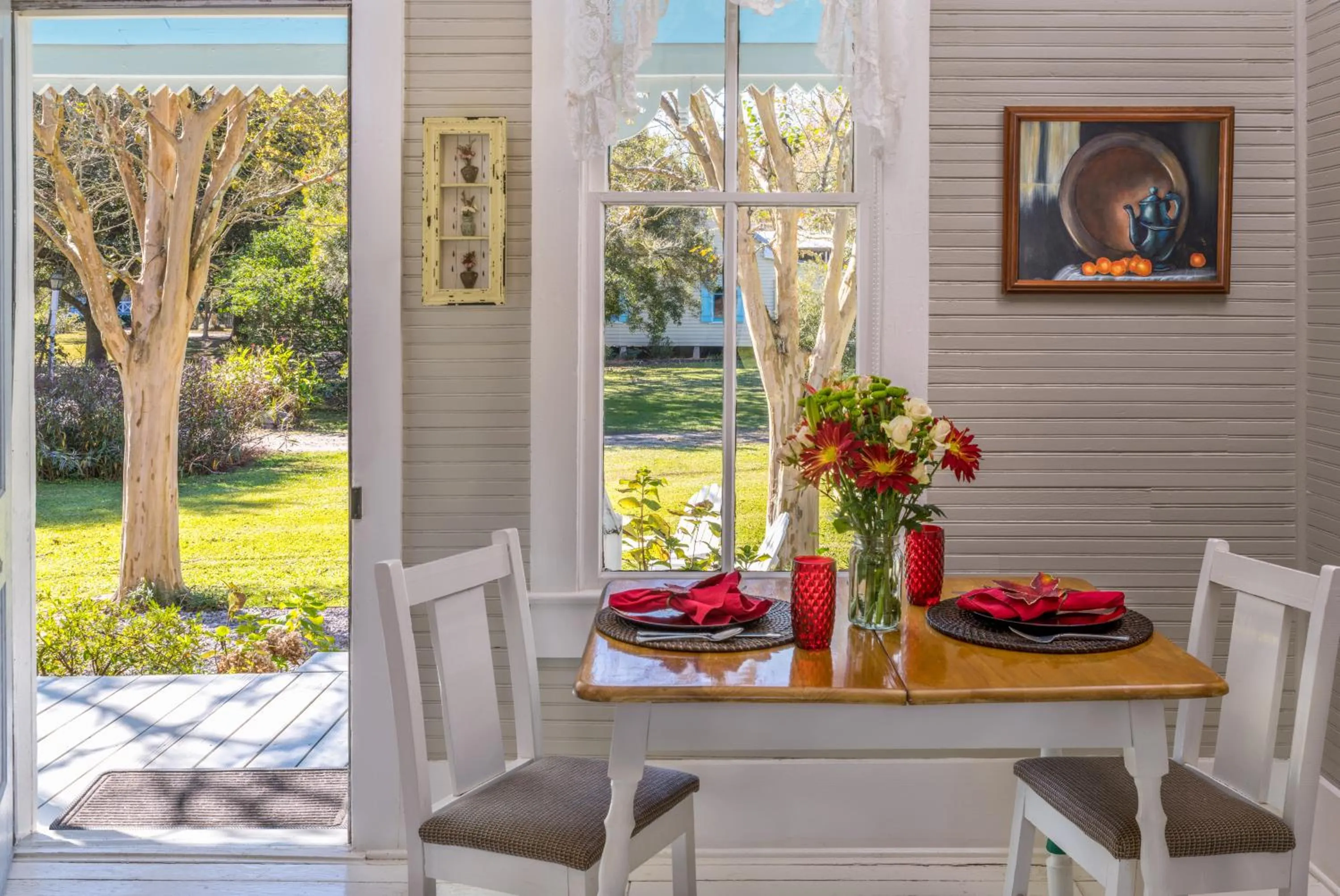 Dining area in Maison D'Memoire Bed & Breakfast Cottages