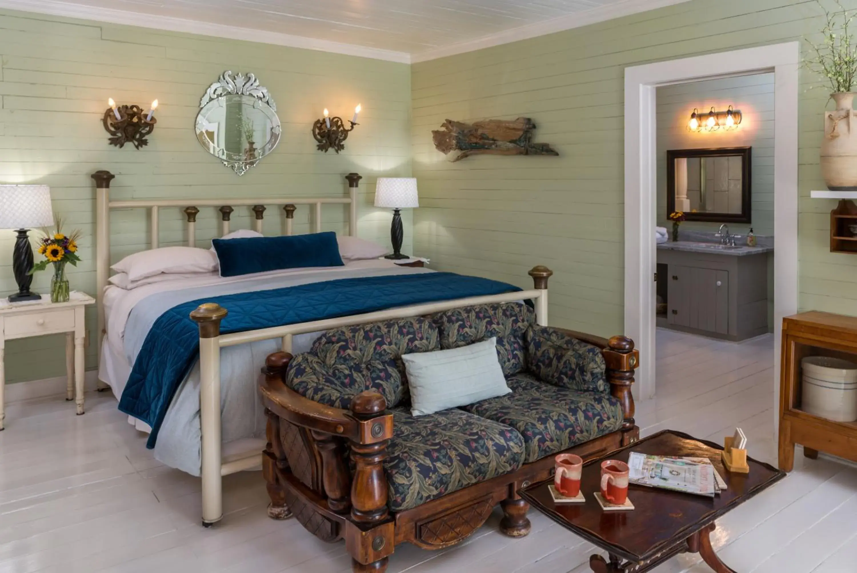 King Room with Lake View in Maison D'Memoire Bed & Breakfast Cottages King Room with Lake View in Maison D'Memoire Bed & Breakfast Cottages