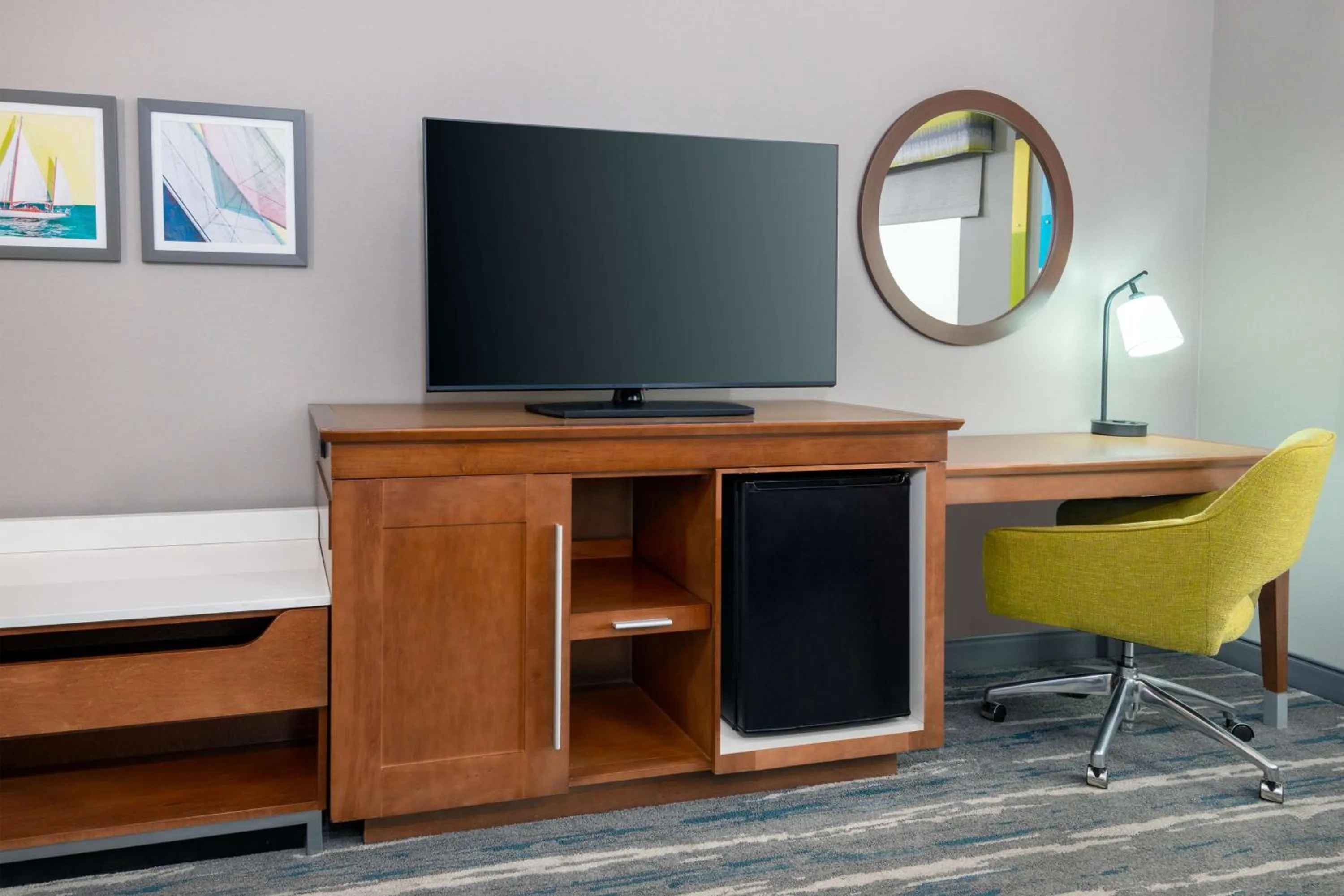 Bedroom in Hampton Inn Coventry-Warwick Area