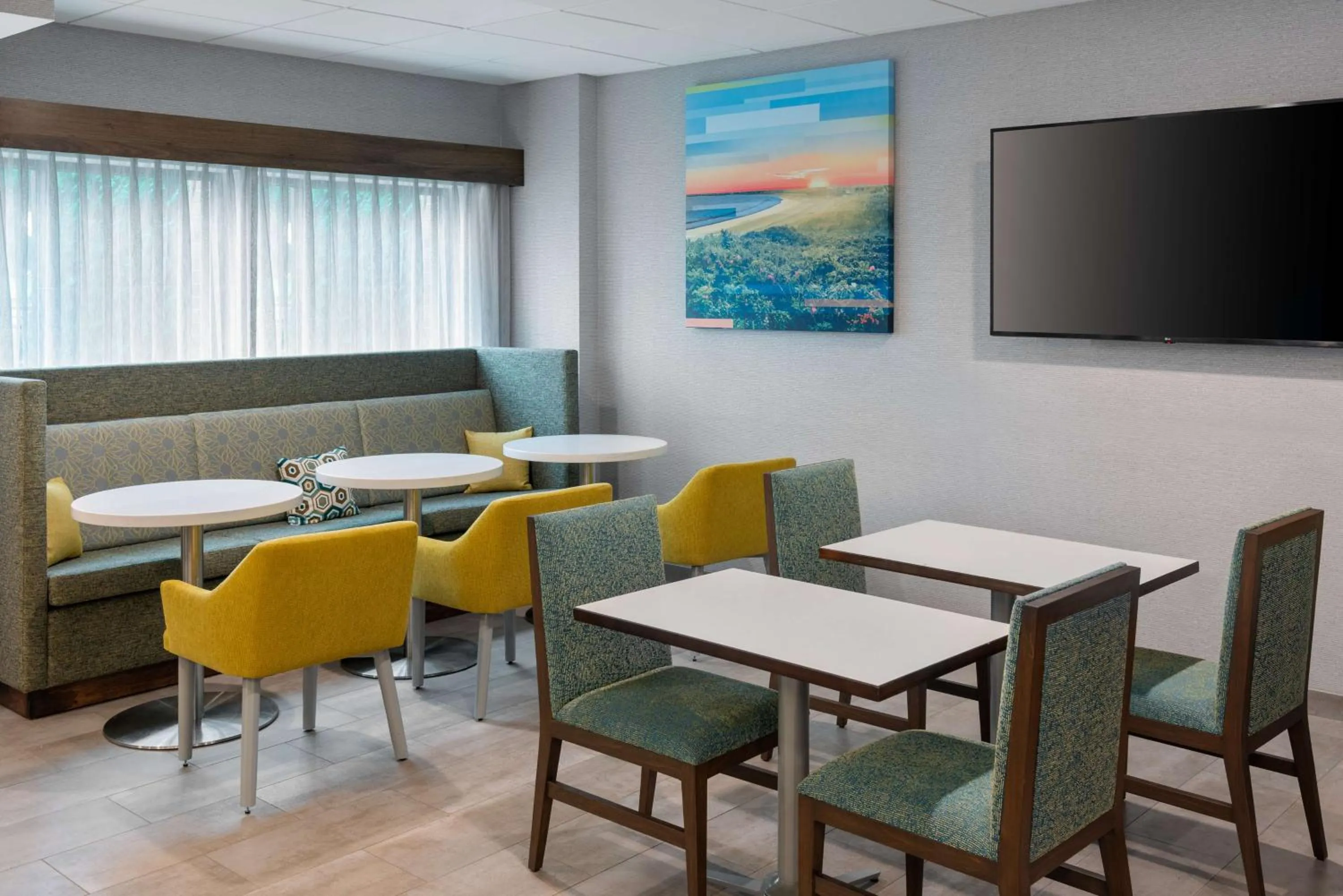 Lobby or reception in Hampton Inn Coventry-Warwick Area