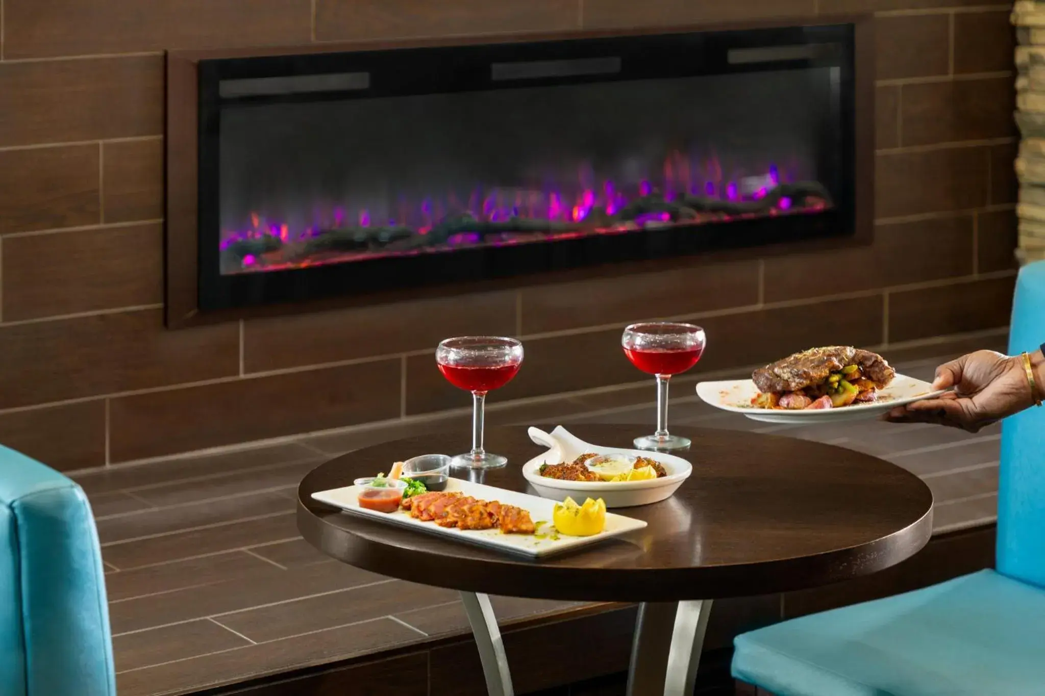 Lounge or bar in Holiday Inn Virginia Beach - Norfolk by IHG Lounge or bar in Holiday Inn Virginia Beach - Norfolk by IHG