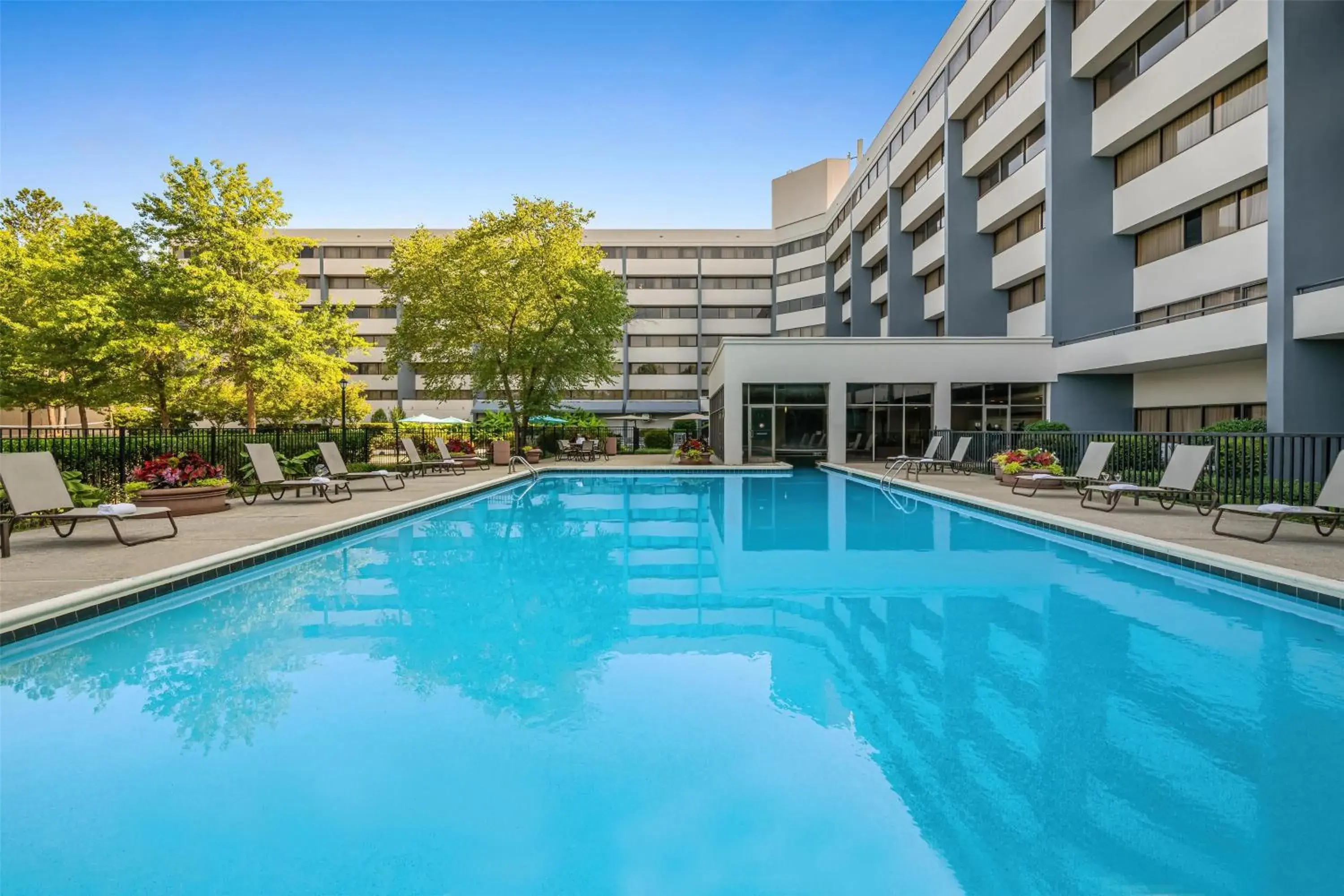 Pool view in DoubleTree Suites by Hilton Raleigh-Durham Pool view in DoubleTree Suites by Hilton Raleigh-Durham