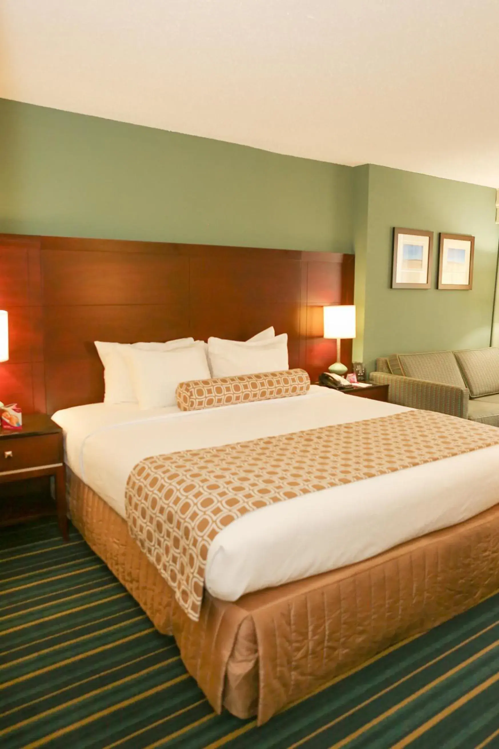 Photo of the whole room, Bed in Crowne Plaza Virginia Beach Town Center by IHG Photo of the whole room, Bed in Crowne Plaza Virginia Beach Town Center by IHG