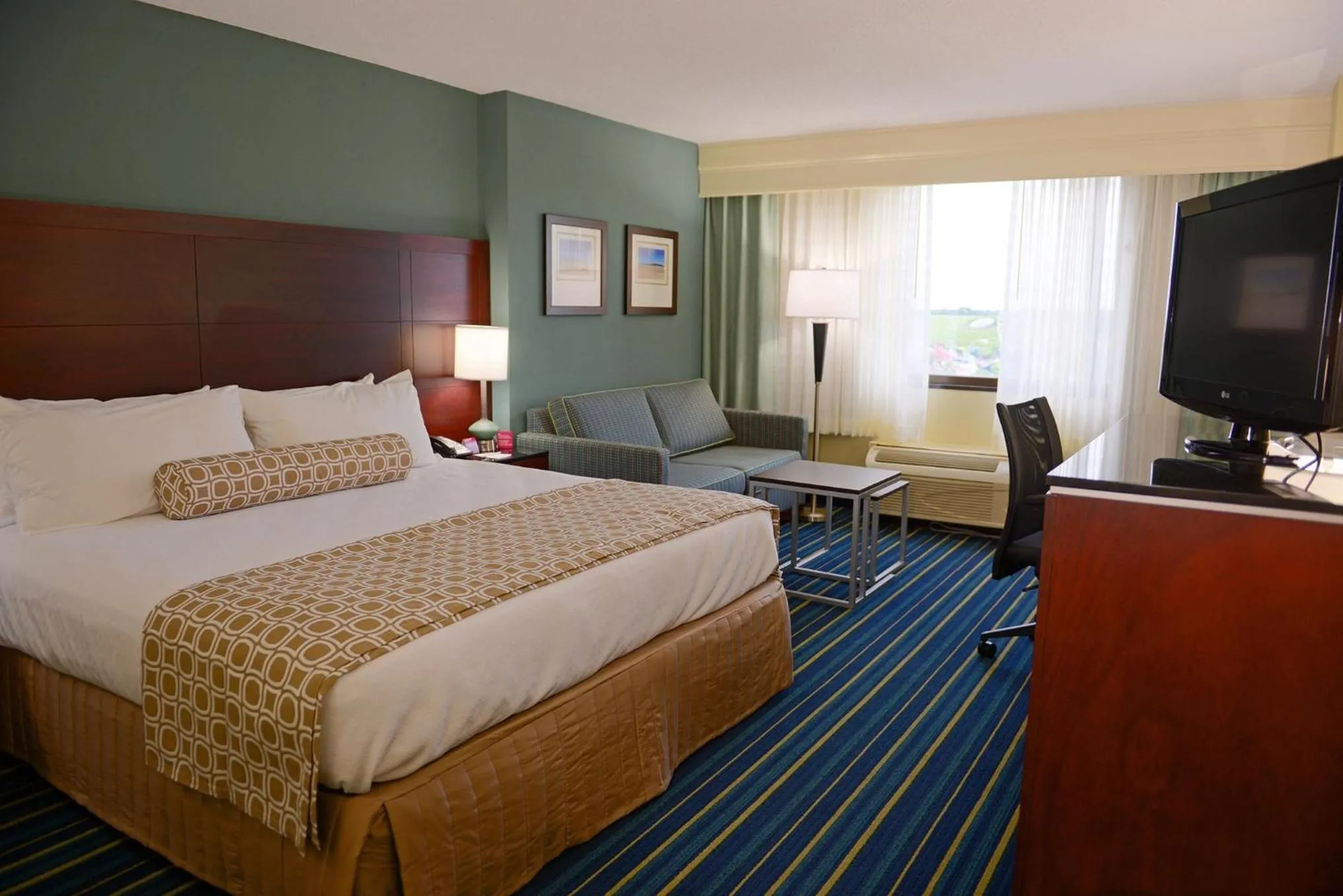 Photo of the whole room, Bed in Crowne Plaza Virginia Beach Town Center by IHG