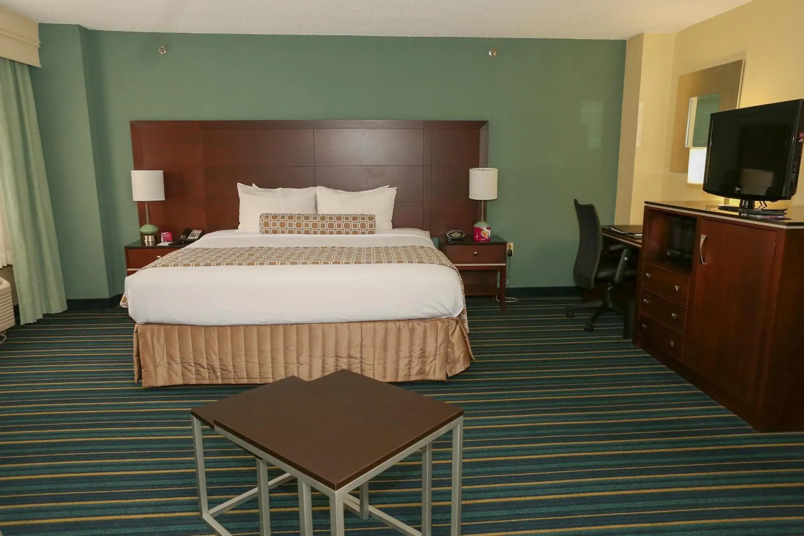 Photo of the whole room, Bed in Crowne Plaza Virginia Beach Town Center by IHG Photo of the whole room, Bed in Crowne Plaza Virginia Beach Town Center by IHG