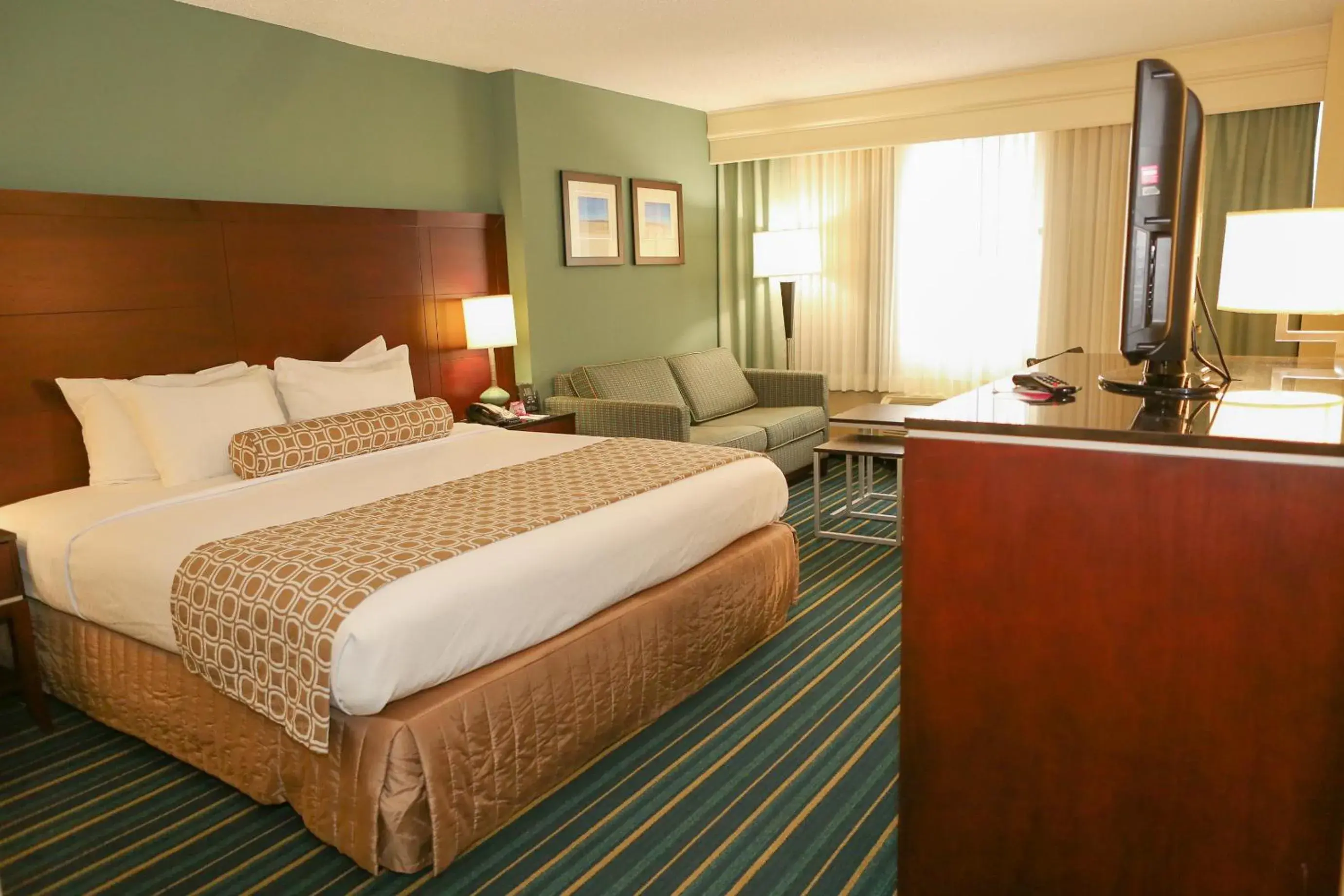 Photo of the whole room, Bed in Crowne Plaza Virginia Beach Town Center by IHG Photo of the whole room, Bed in Crowne Plaza Virginia Beach Town Center by IHG
