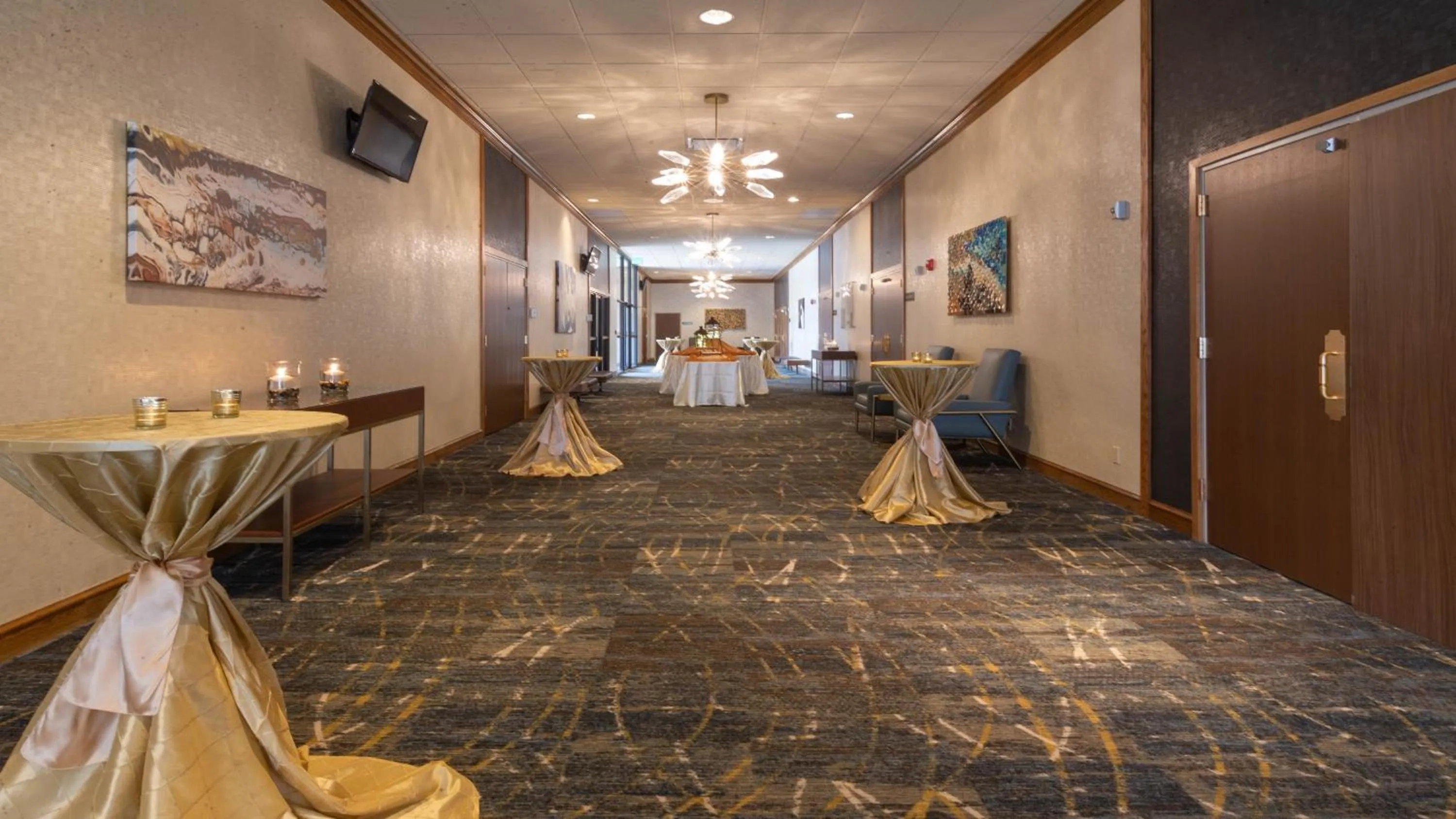 Restaurant/places to eat in Holiday Inn Cleveland - South Independence by IHG