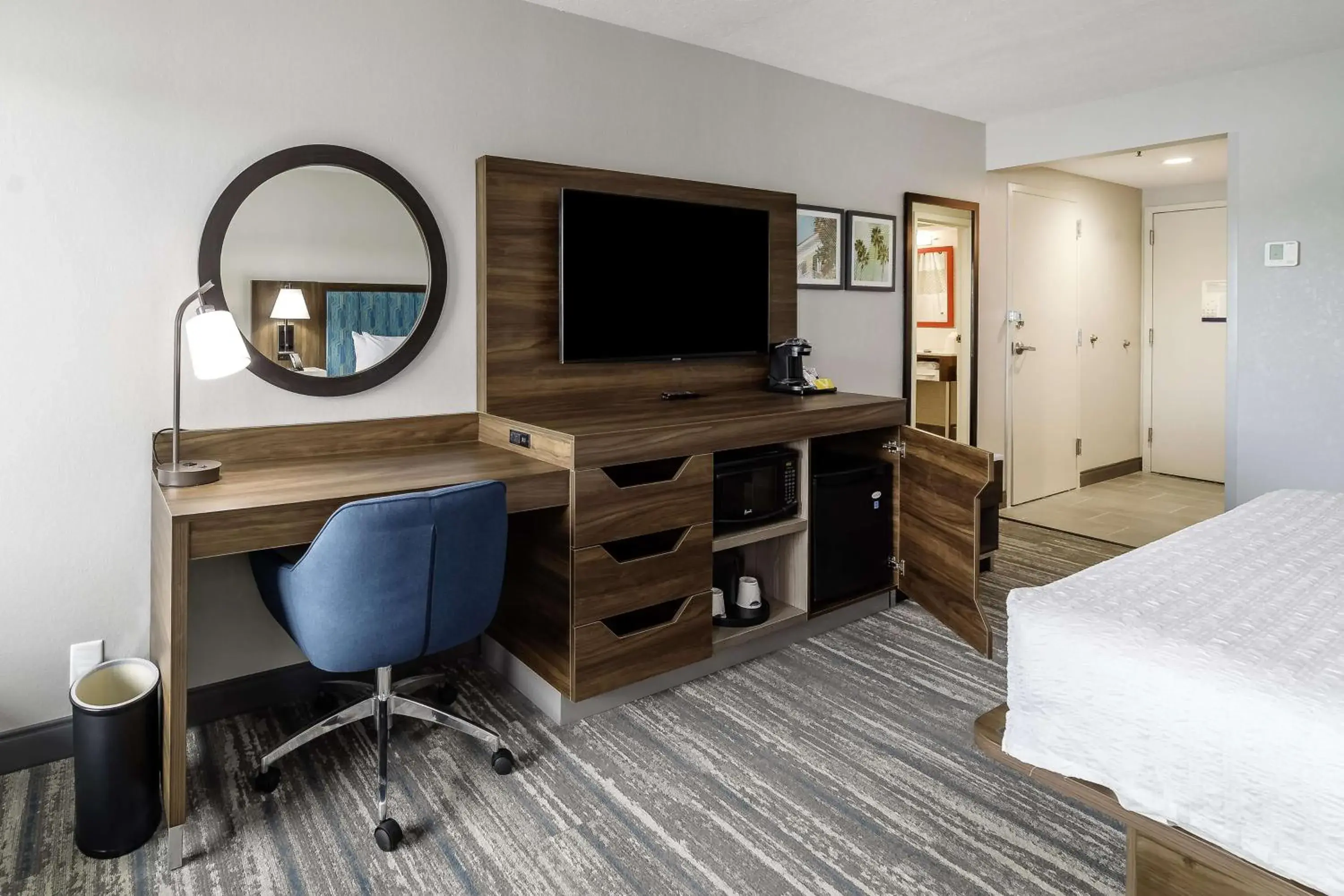 Bedroom, TV/Entertainment Center in Hampton Inn By Hilton Port Charlotte