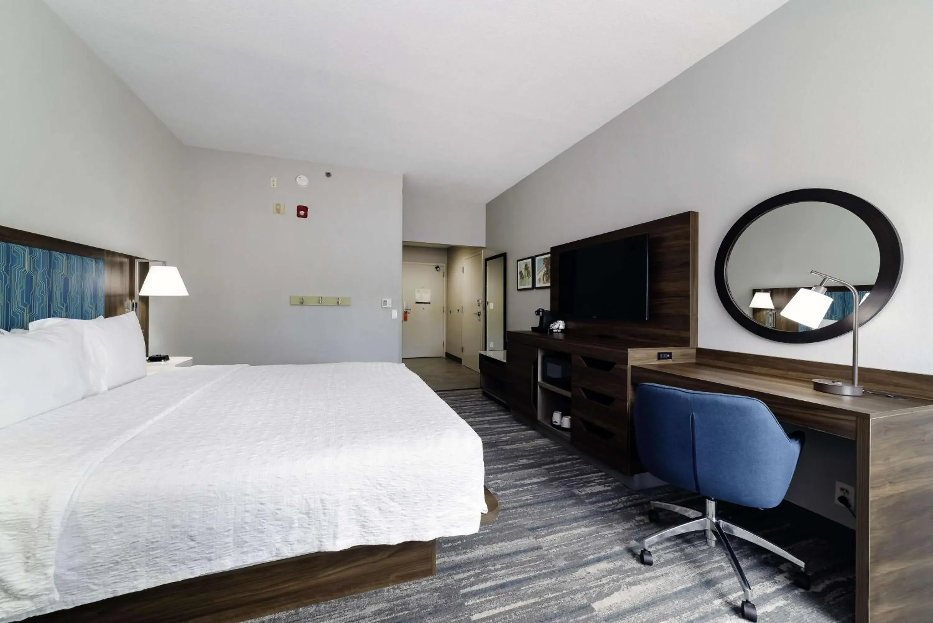 Bedroom, TV/Entertainment Center in Hampton Inn By Hilton Port Charlotte