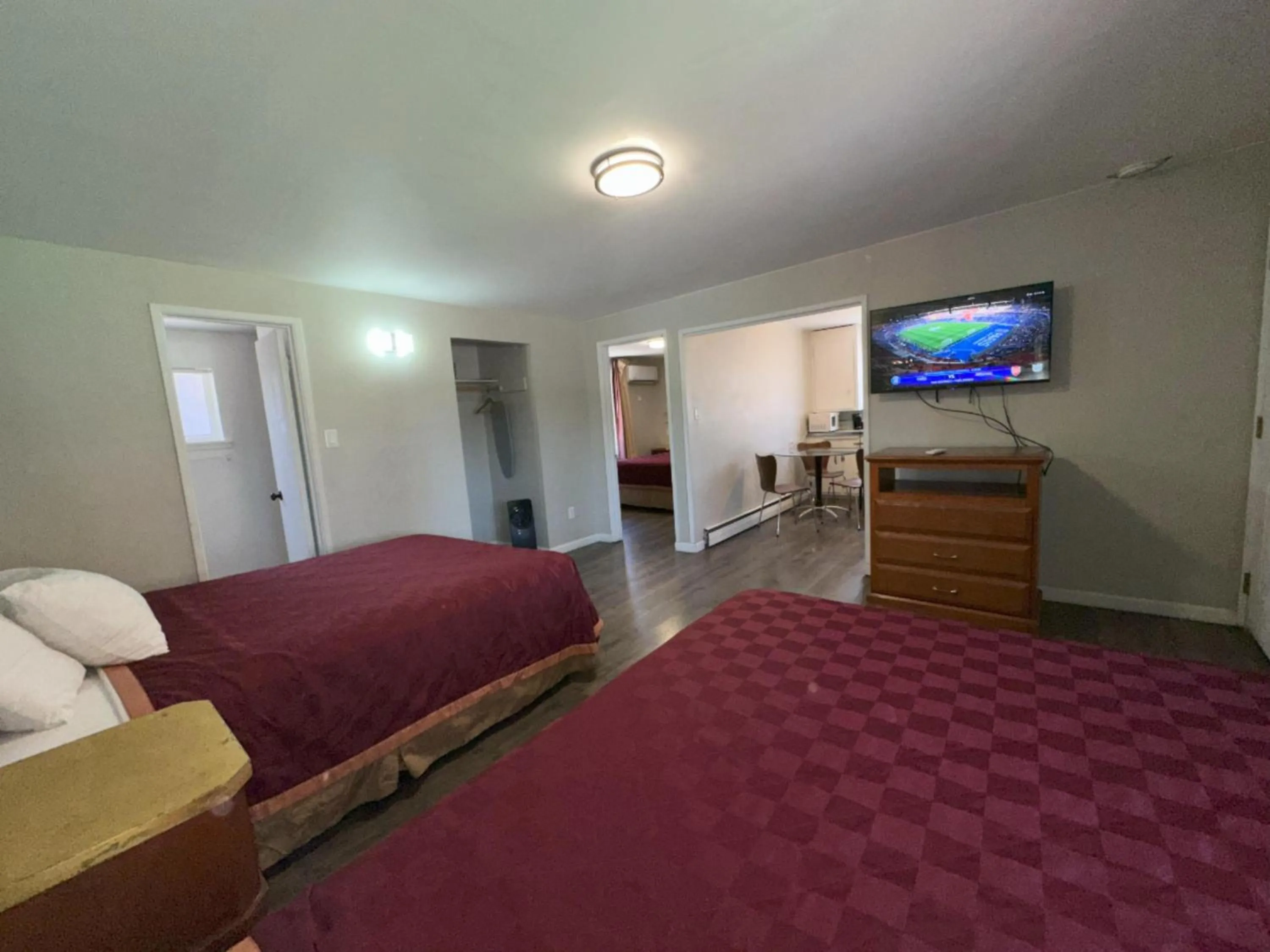 Photo of the whole room, Bed in Alpine Inn & Spa