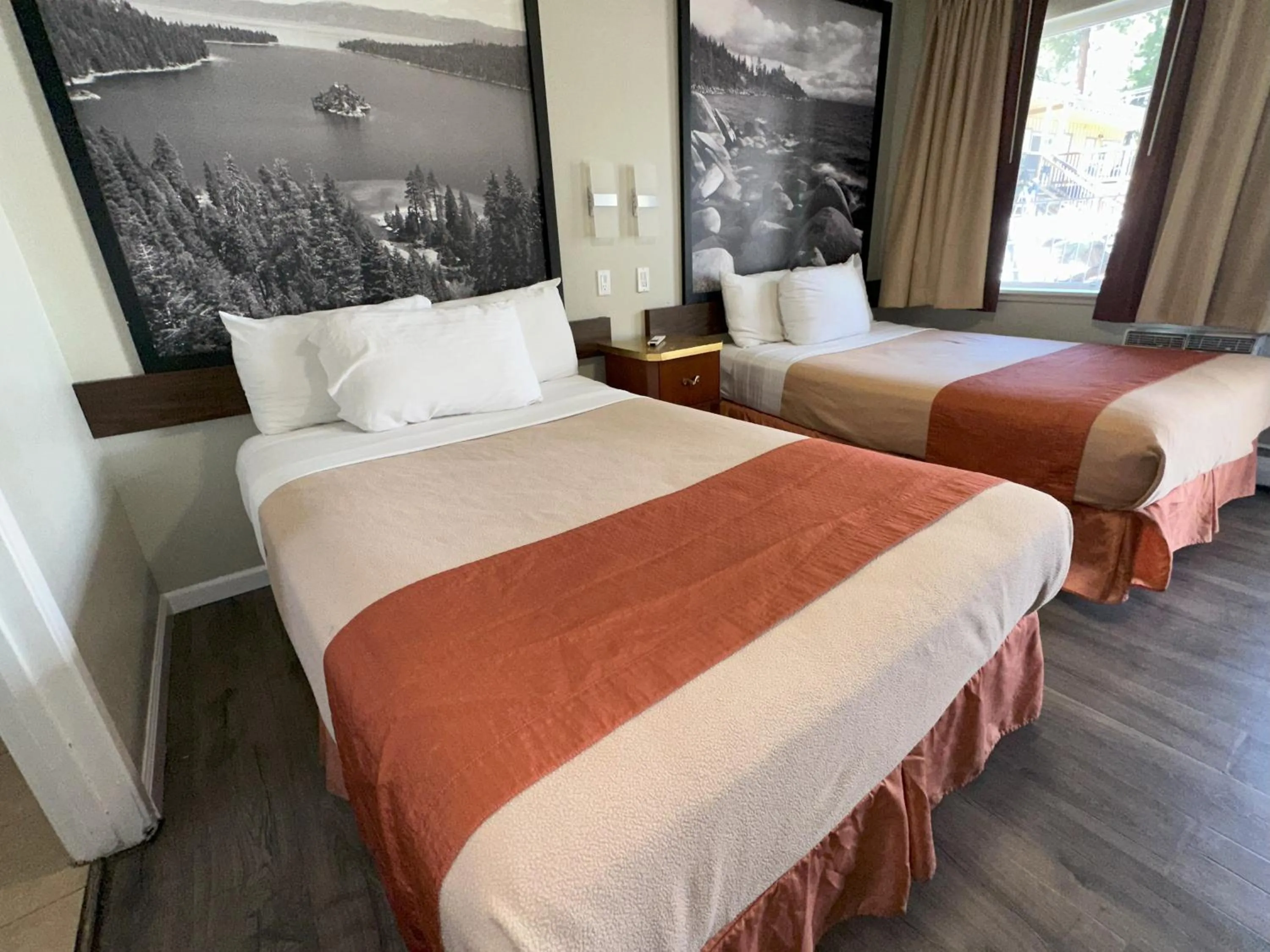 Photo of the whole room, Bed in Alpine Inn & Spa