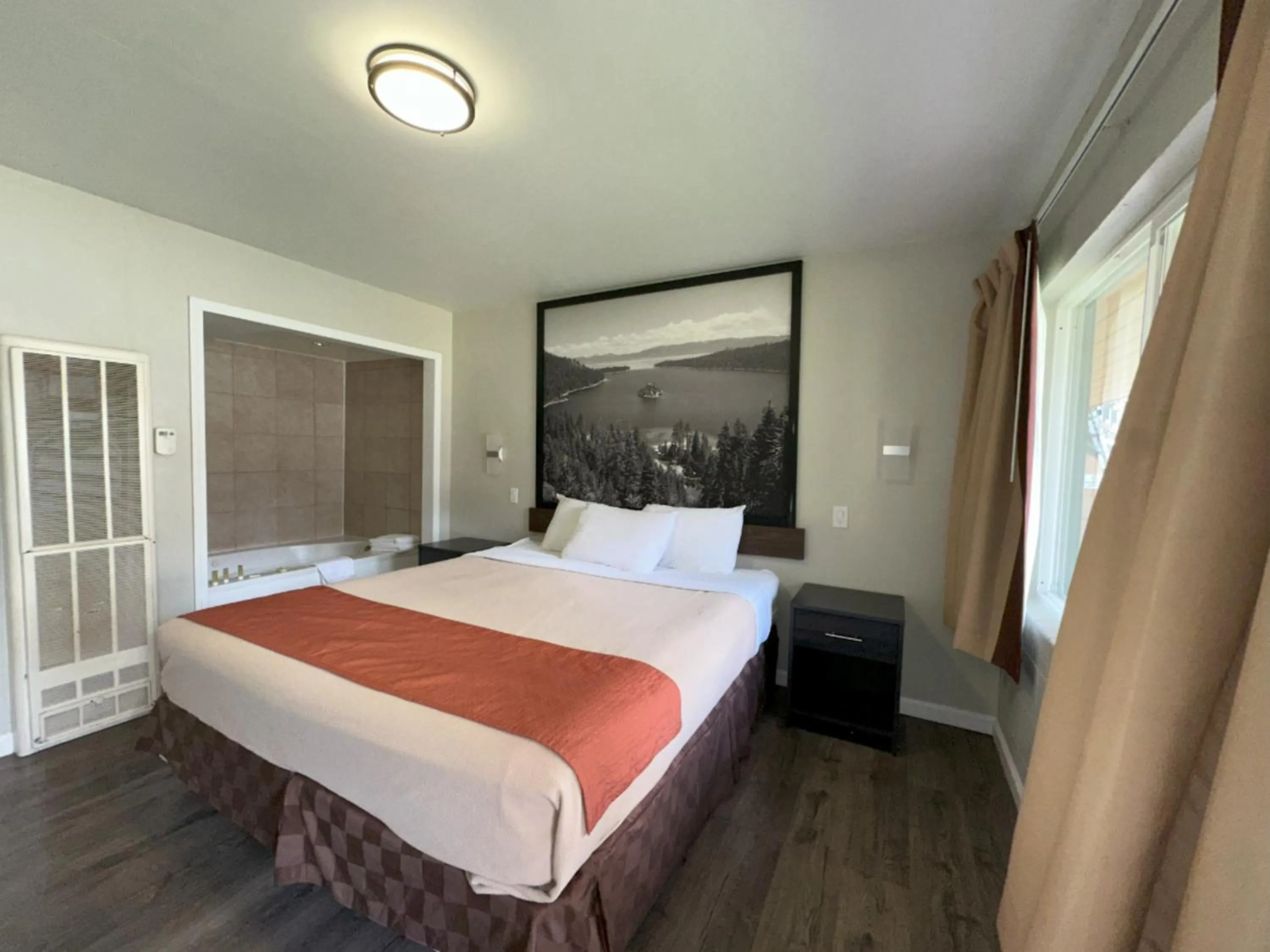 Photo of the whole room, Bed in Alpine Inn & Spa