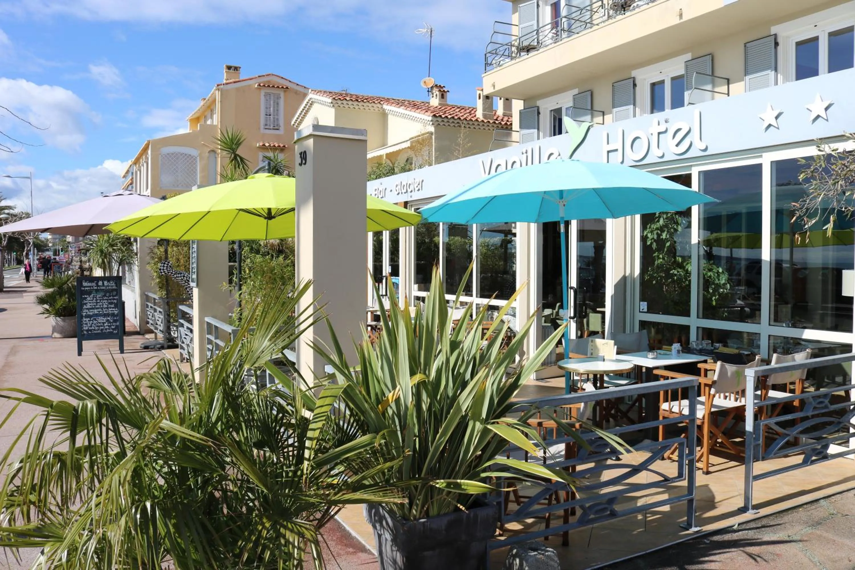 Property building in Hôtel du Bord de Mer "Le Vanillé"
