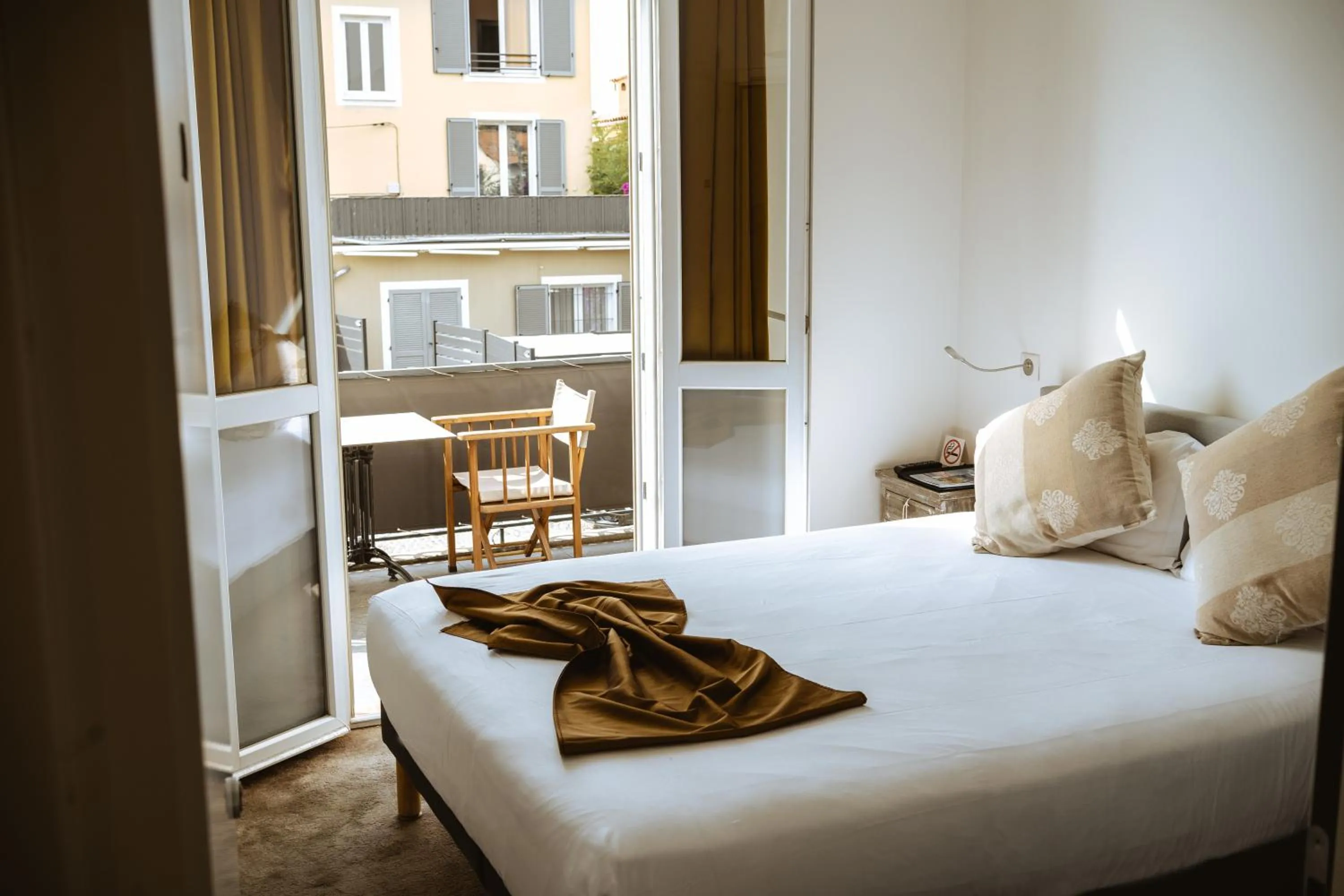 View (from property/room), Bed in Hôtel du Bord de Mer "Le Vanillé"