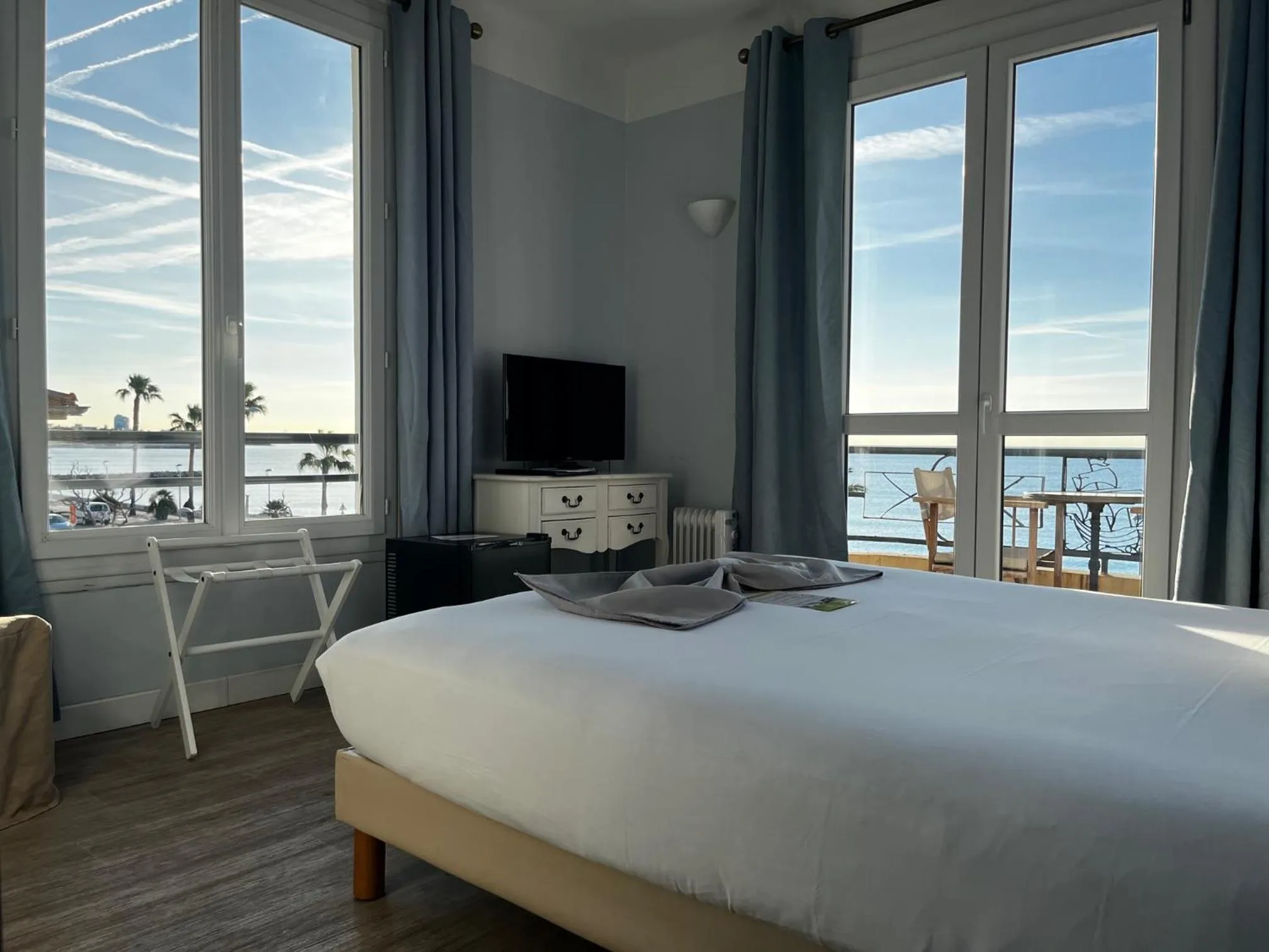 Photo of the whole room, Bed in Hôtel du Bord de Mer "Le Vanillé"