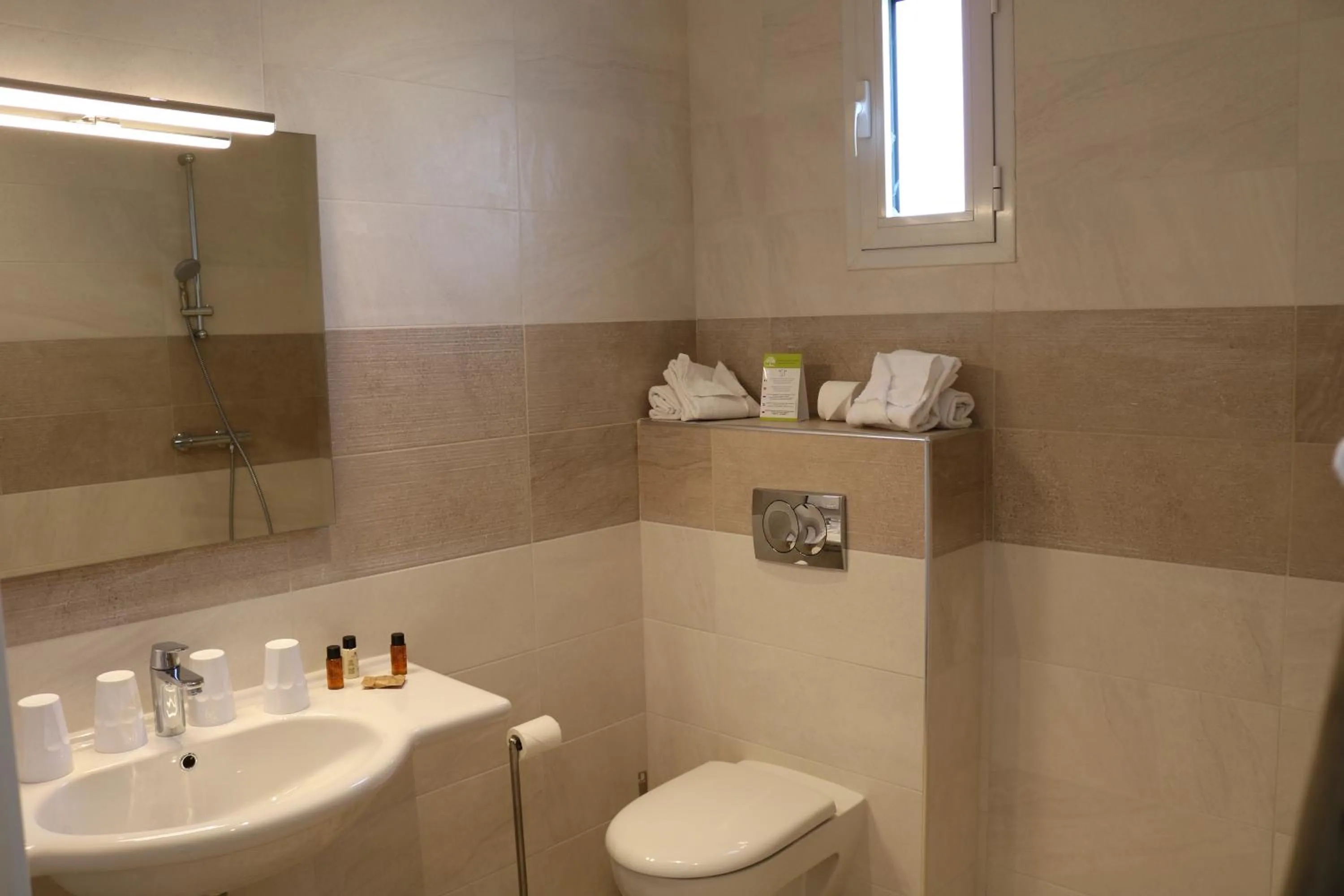 Shower in Hôtel du Bord de Mer "Le Vanillé"