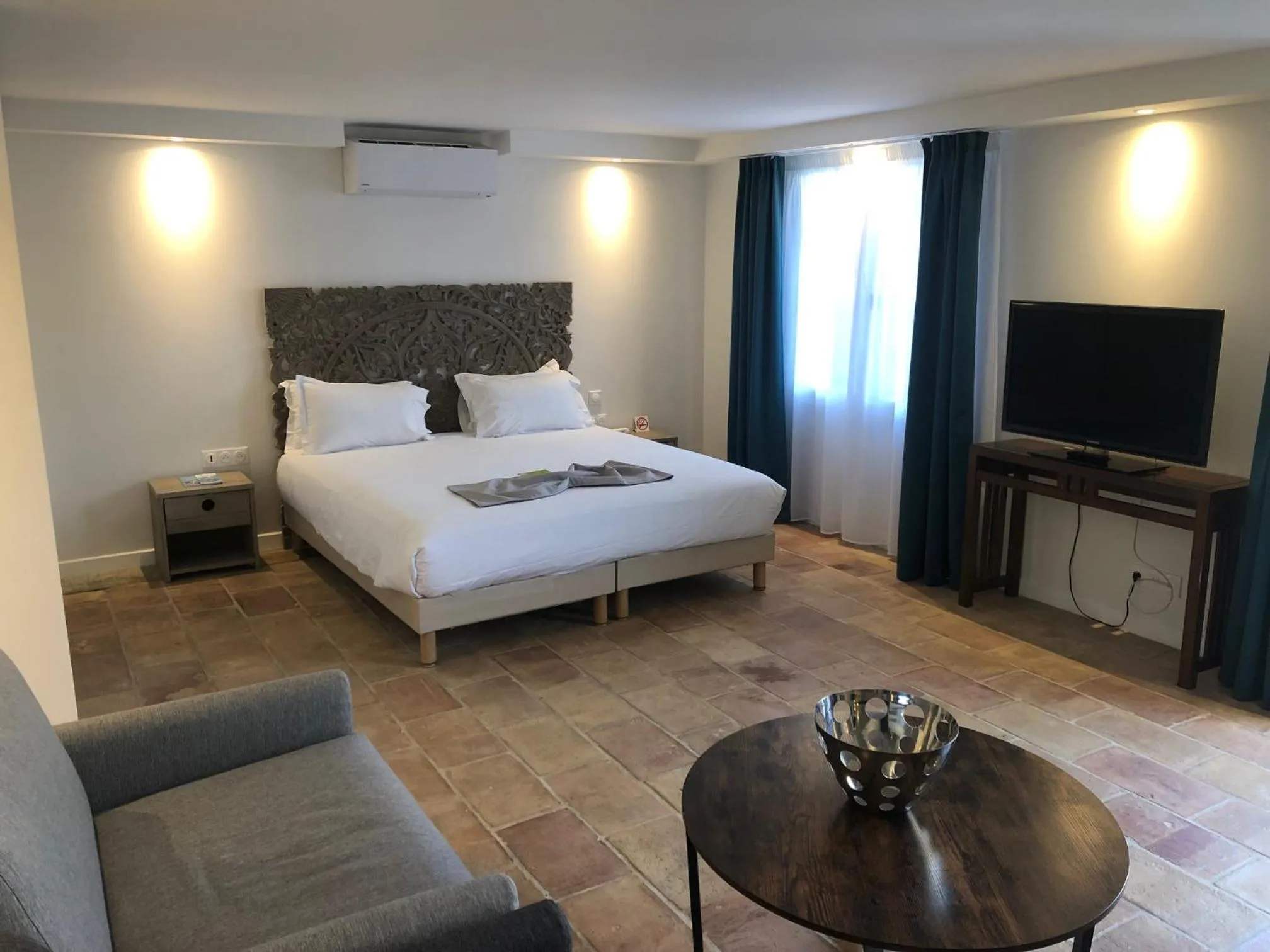 Bed in Hôtel du Bord de Mer "Le Vanillé"