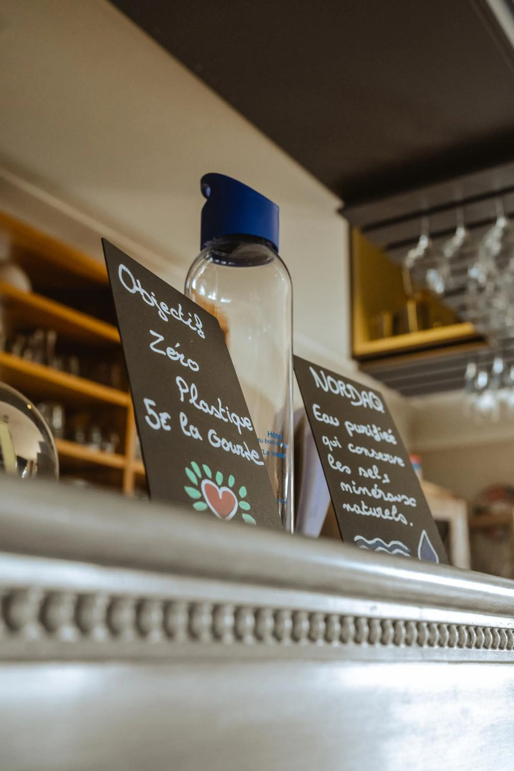 Text overlay in Hôtel du Bord de Mer "Le Vanillé"