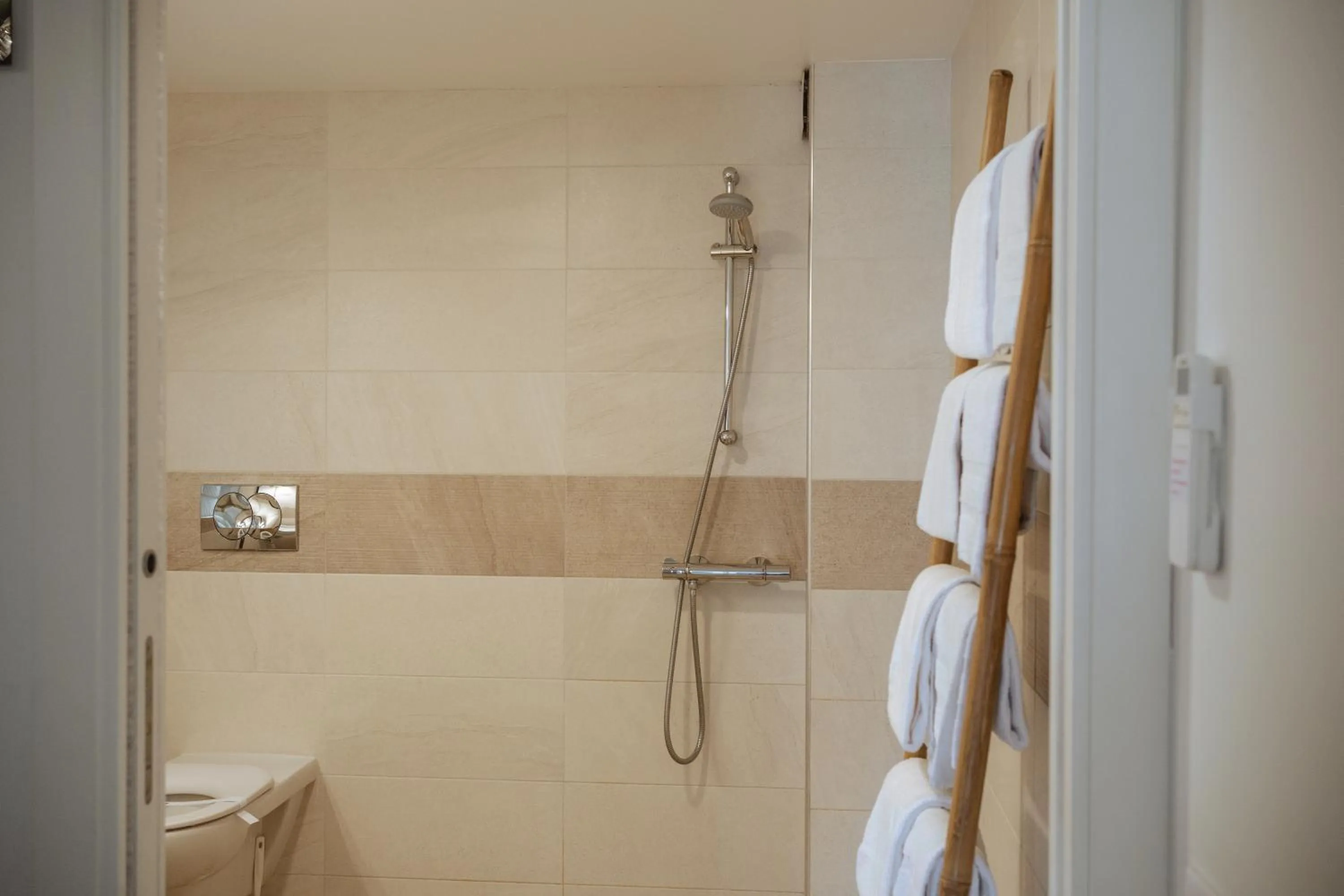 Shower in Hôtel du Bord de Mer "Le Vanillé"