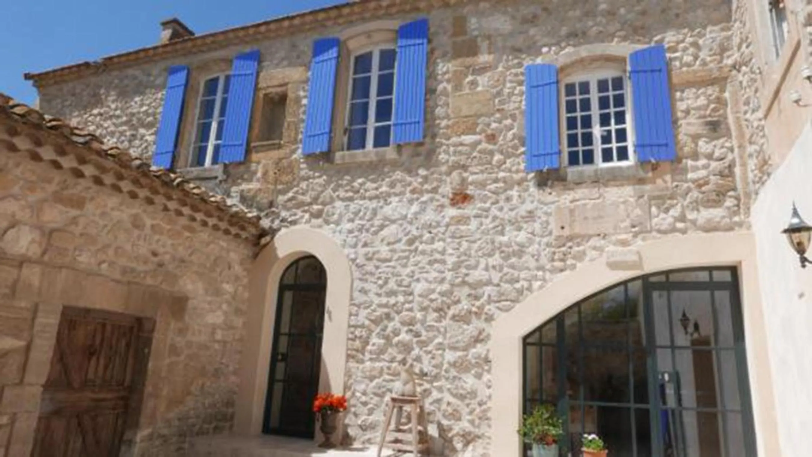 Property building in Mazet Des Artistes